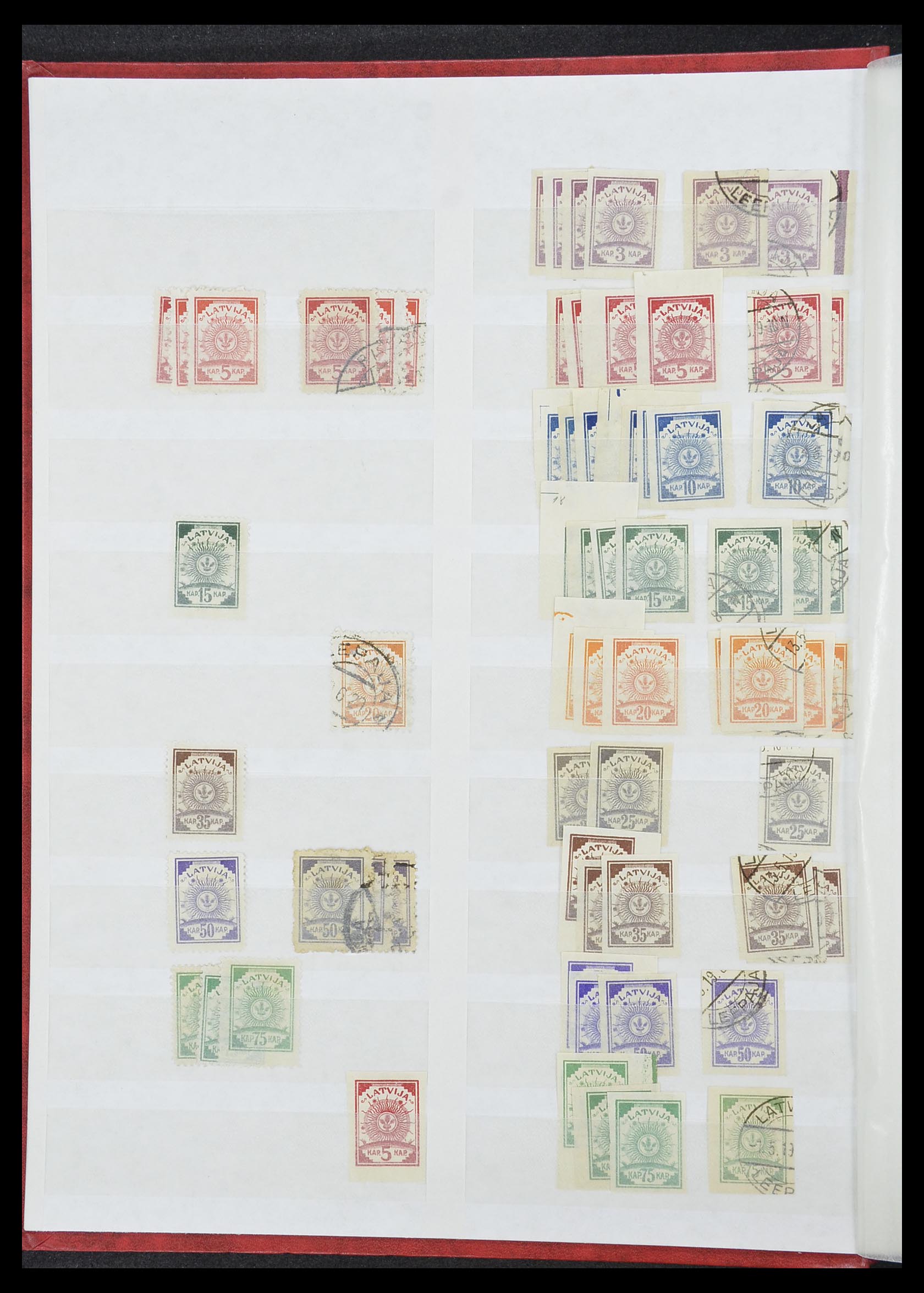 33843 015 - Postzegelverzameling 33843 Estland en Letland 1918-1940.