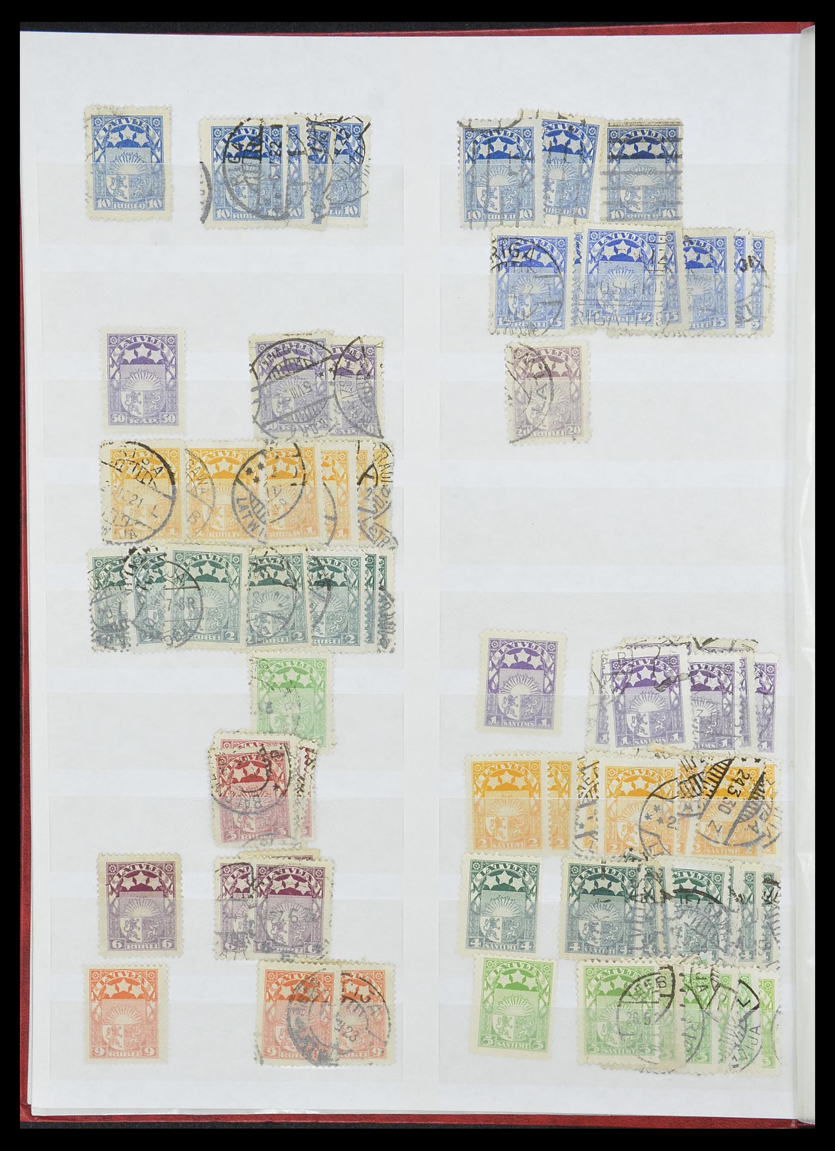 33843 019 - Postzegelverzameling 33843 Estland en Letland 1918-1940.