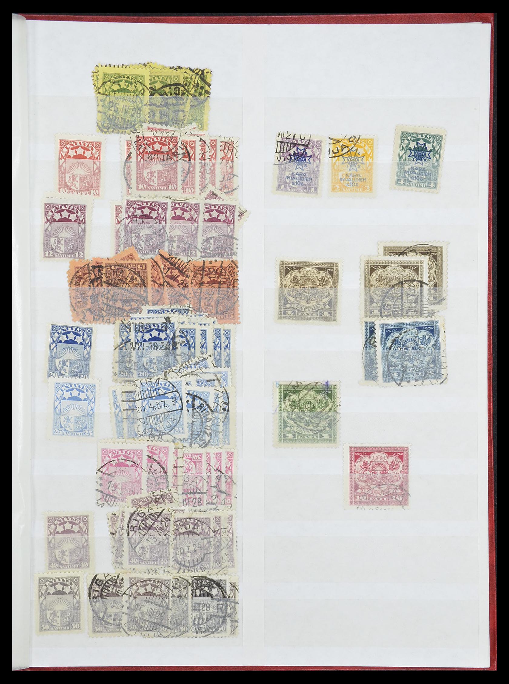 33843 020 - Postzegelverzameling 33843 Estland en Letland 1918-1940.