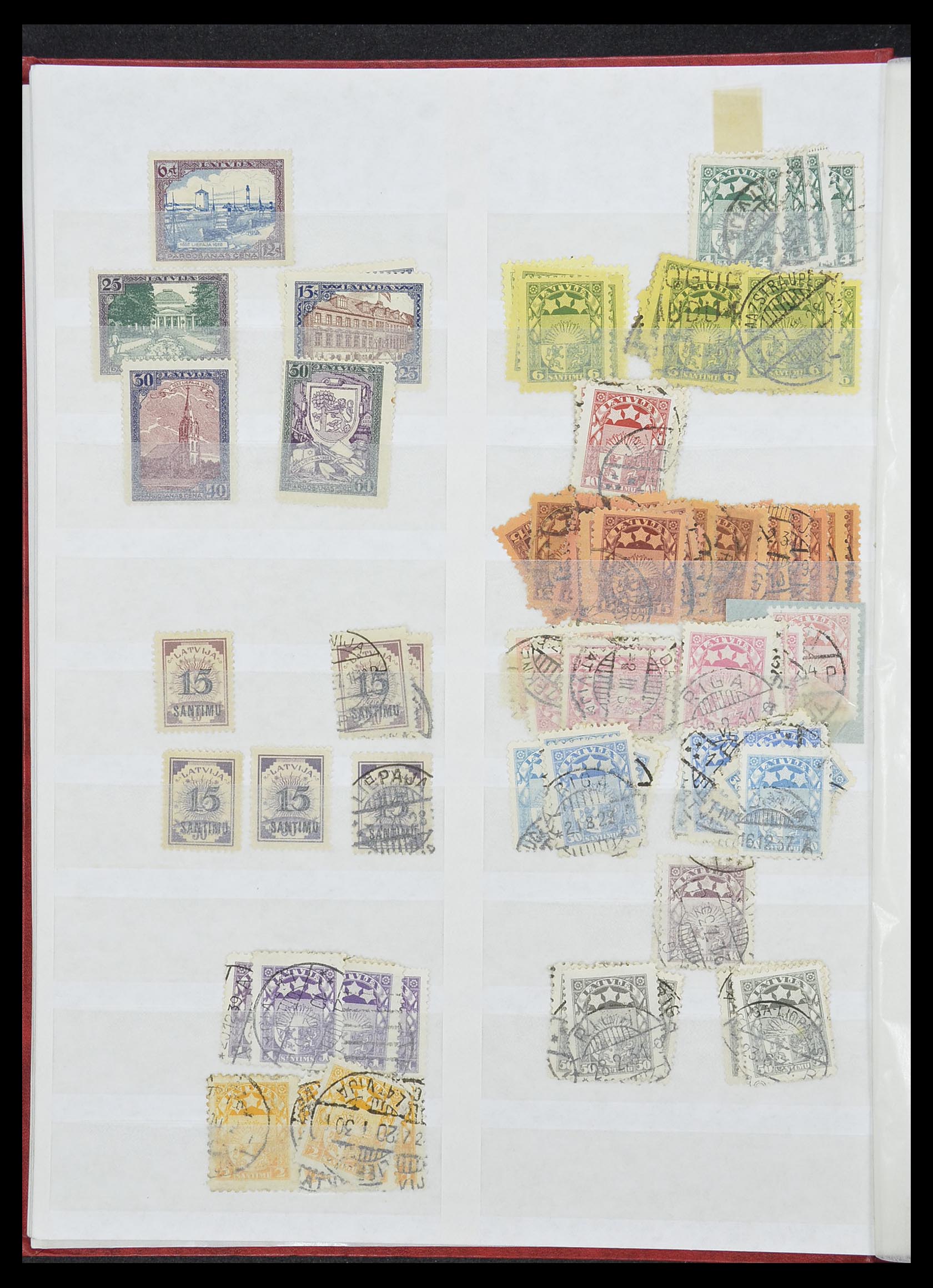 33843 021 - Postzegelverzameling 33843 Estland en Letland 1918-1940.