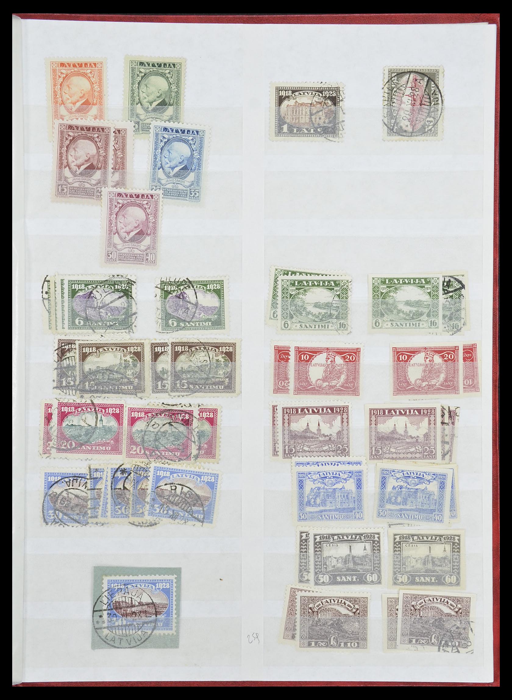33843 022 - Postzegelverzameling 33843 Estland en Letland 1918-1940.