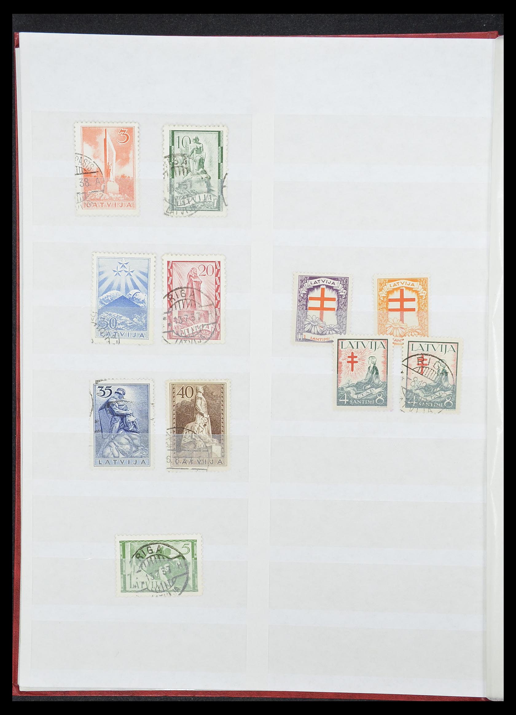 33843 023 - Postzegelverzameling 33843 Estland en Letland 1918-1940.