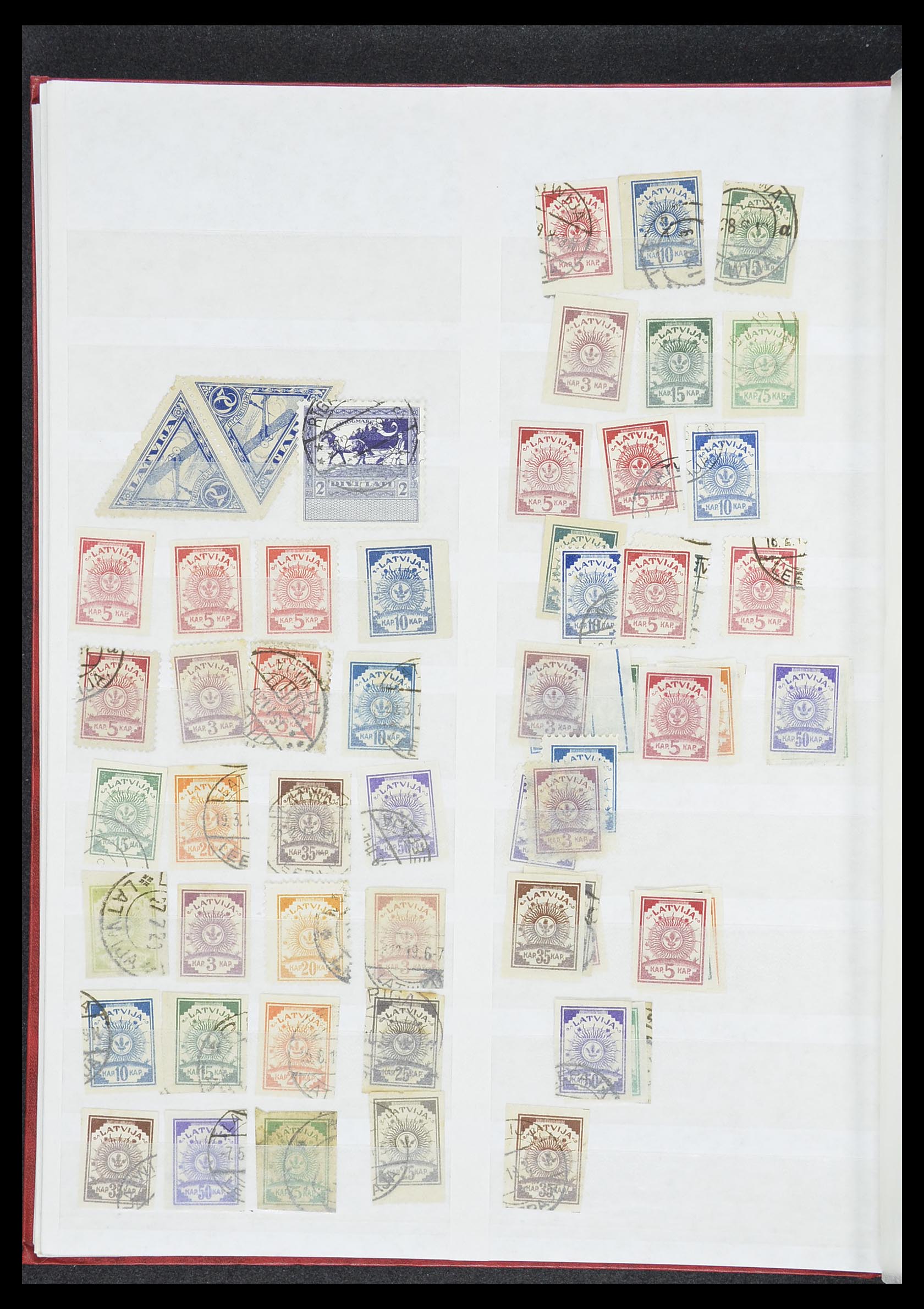 33843 029 - Postzegelverzameling 33843 Estland en Letland 1918-1940.