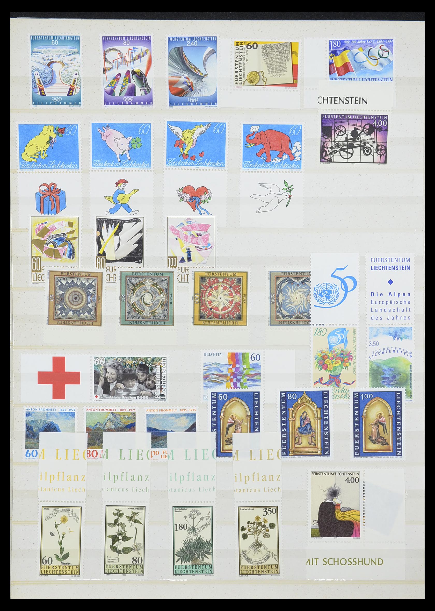 33884 026 - Stamp collection 33884 Liechtenstein 1920-2002.