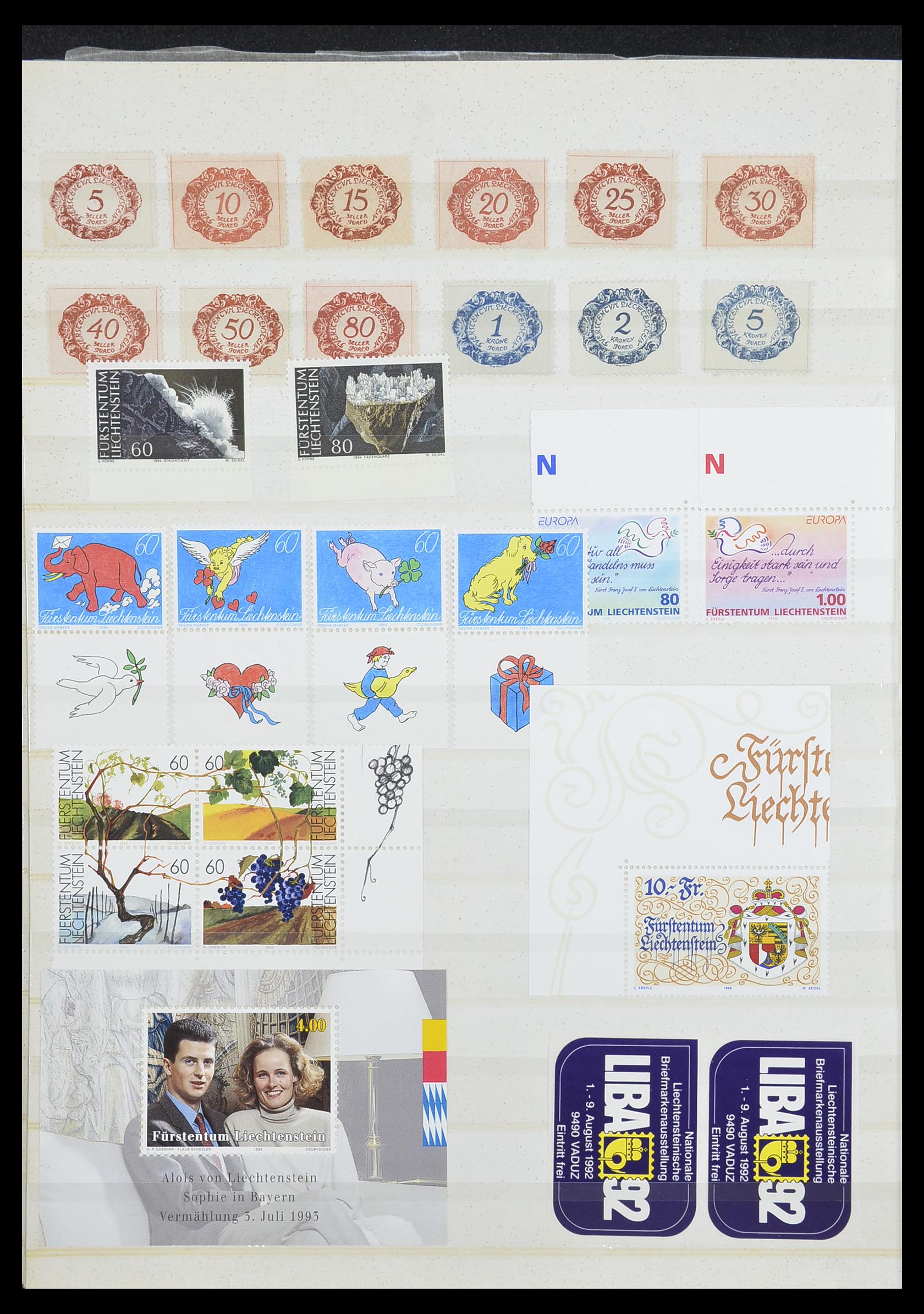33884 028 - Stamp collection 33884 Liechtenstein 1920-2002.