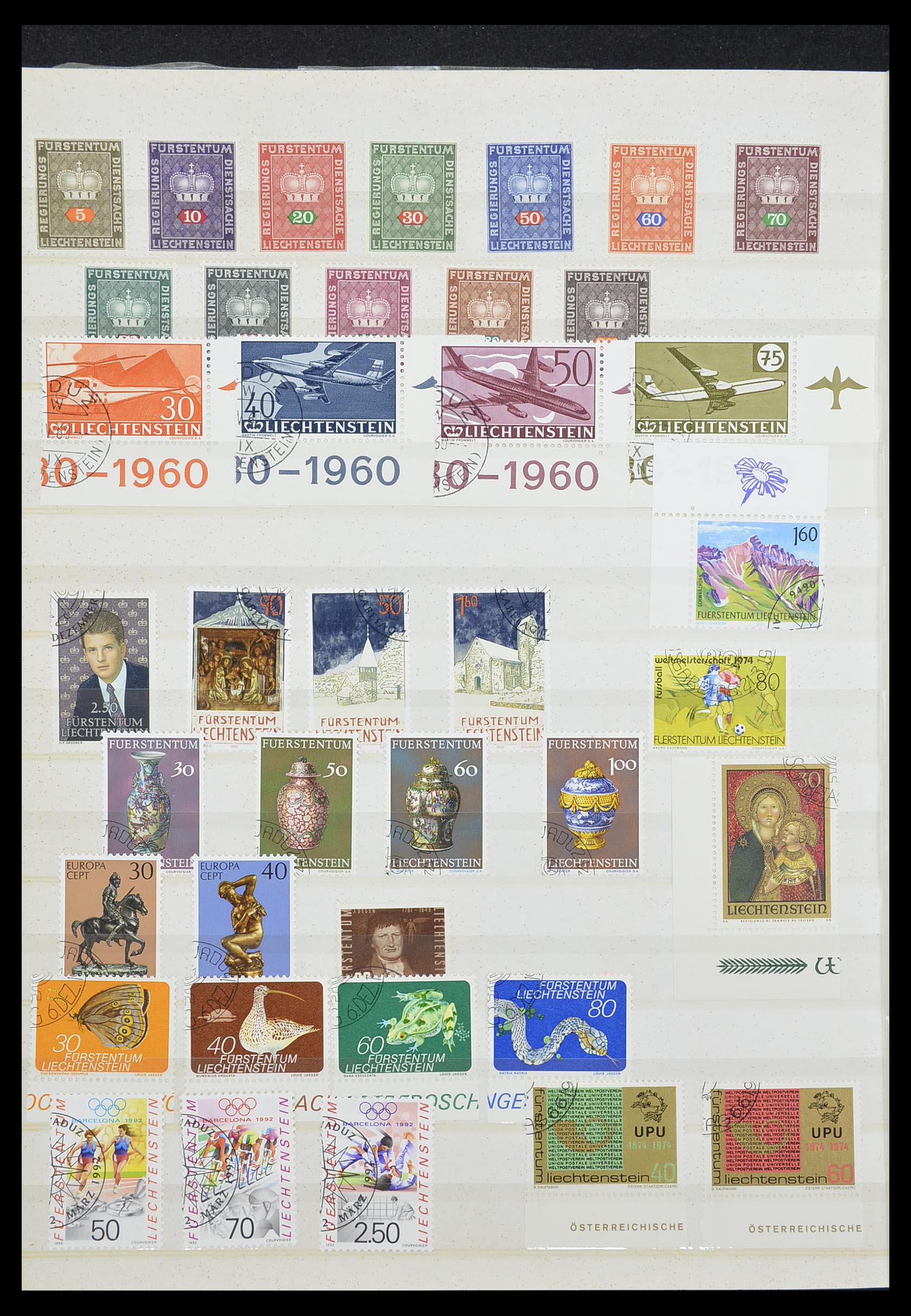 33884 030 - Stamp collection 33884 Liechtenstein 1920-2002.