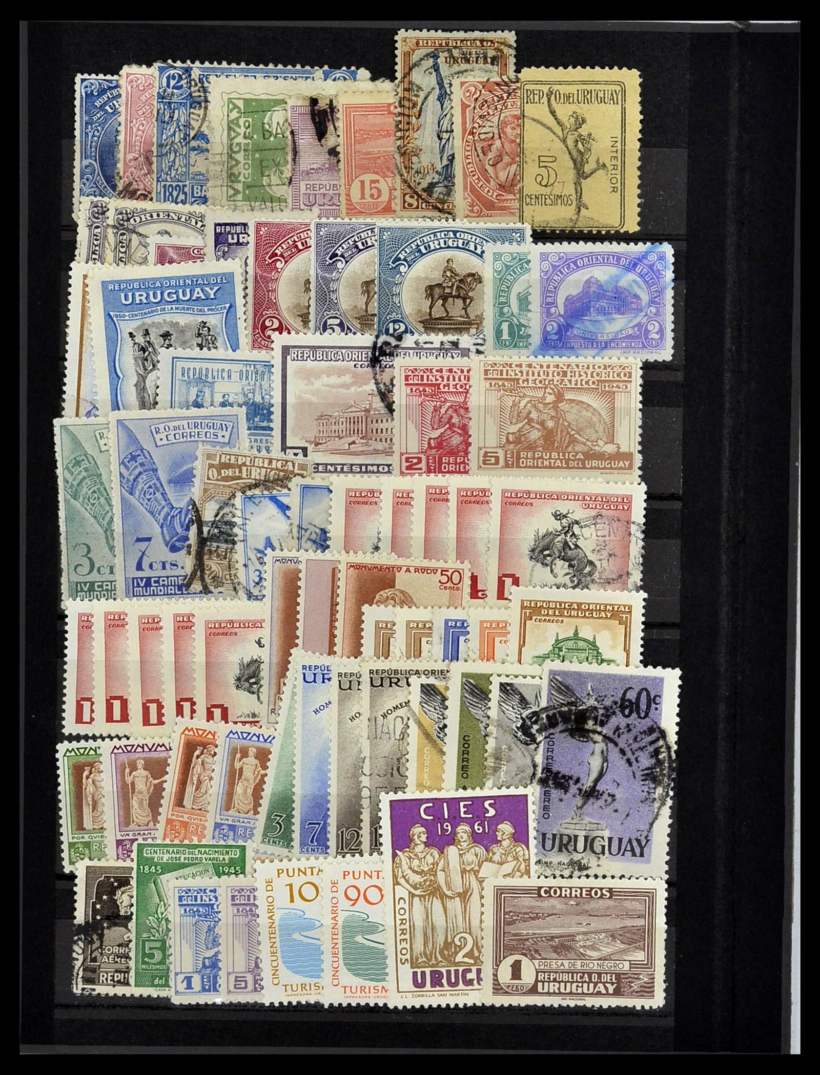 34115 004 - Postzegelverzameling 34115 Uruguay 1856-1950.