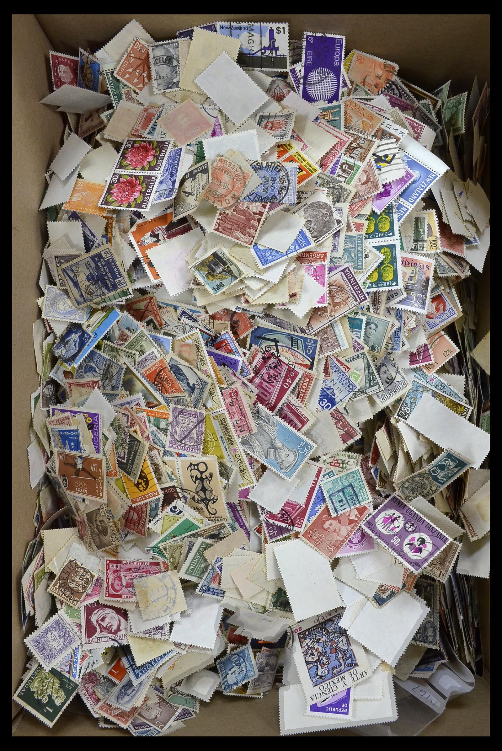 34386 002 - Postzegelverzameling 34386 Wereld uitzoekdoos.