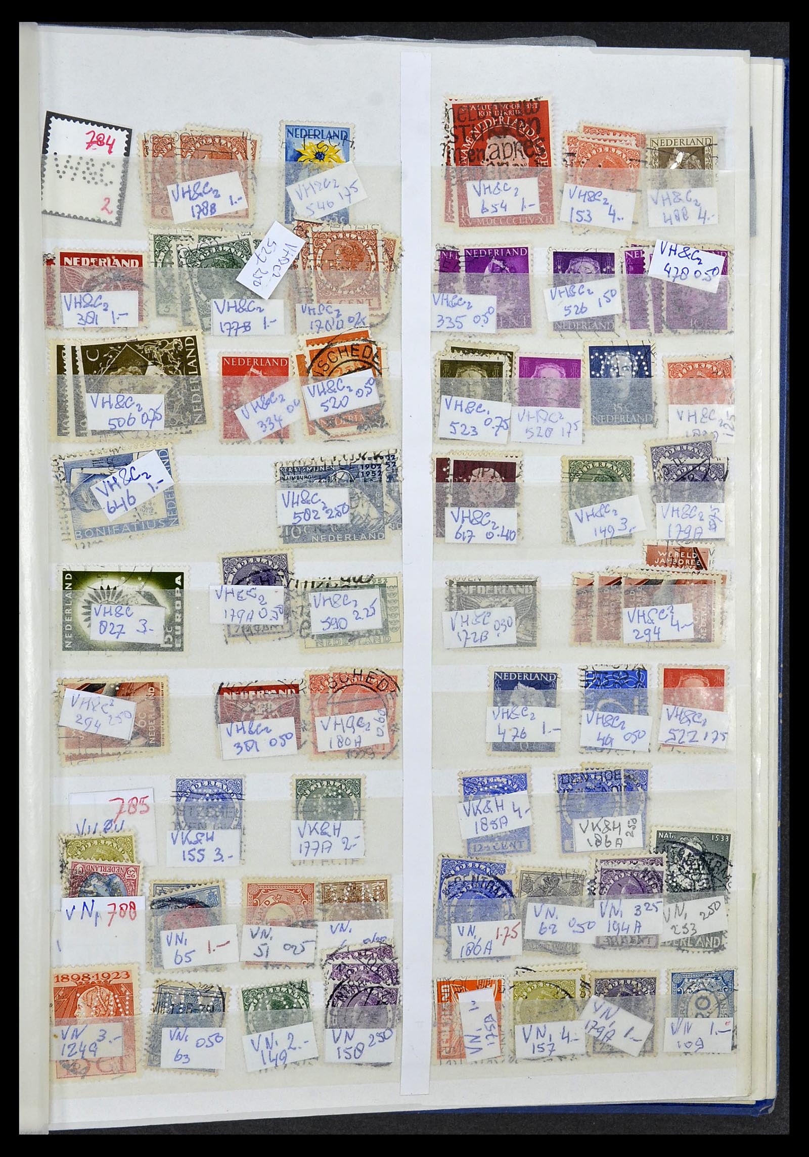 34407 136 - Postzegelverzameling 34407 Nederland firmaperforaties 1872-1980.