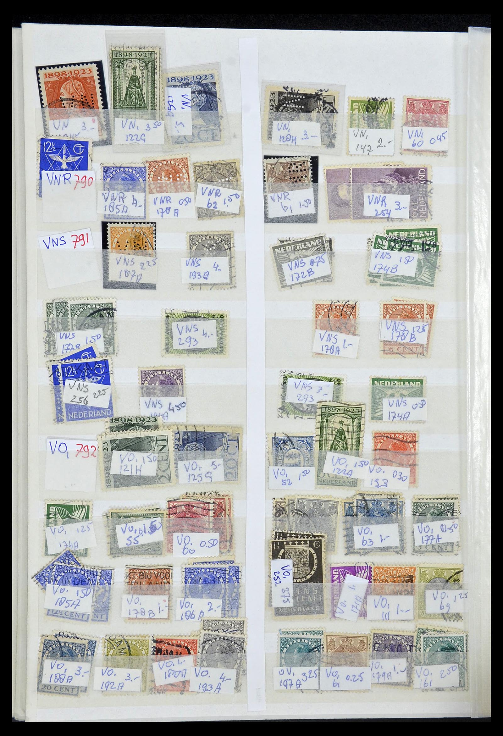 34407 137 - Postzegelverzameling 34407 Nederland firmaperforaties 1872-1980.
