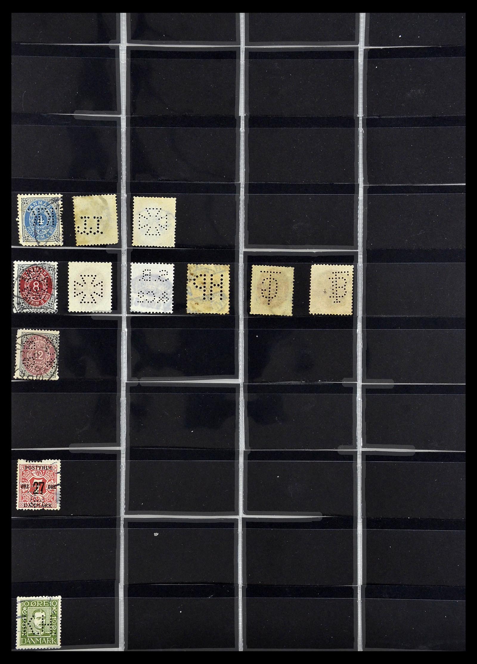 34408 001 - Postzegelverzameling 34408 Wereld firmaperforaties 1870-1980.