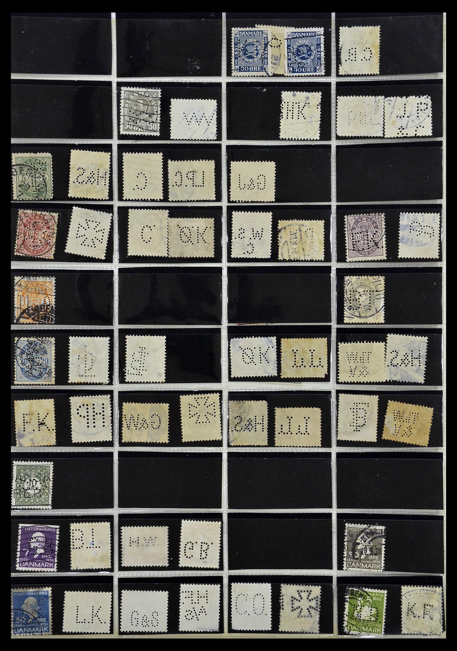 34408 003 - Postzegelverzameling 34408 Wereld firmaperforaties 1870-1980.