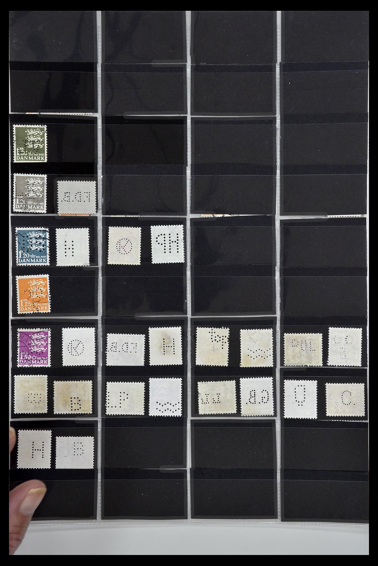 34408 027 - Postzegelverzameling 34408 Wereld firmaperforaties 1870-1980.