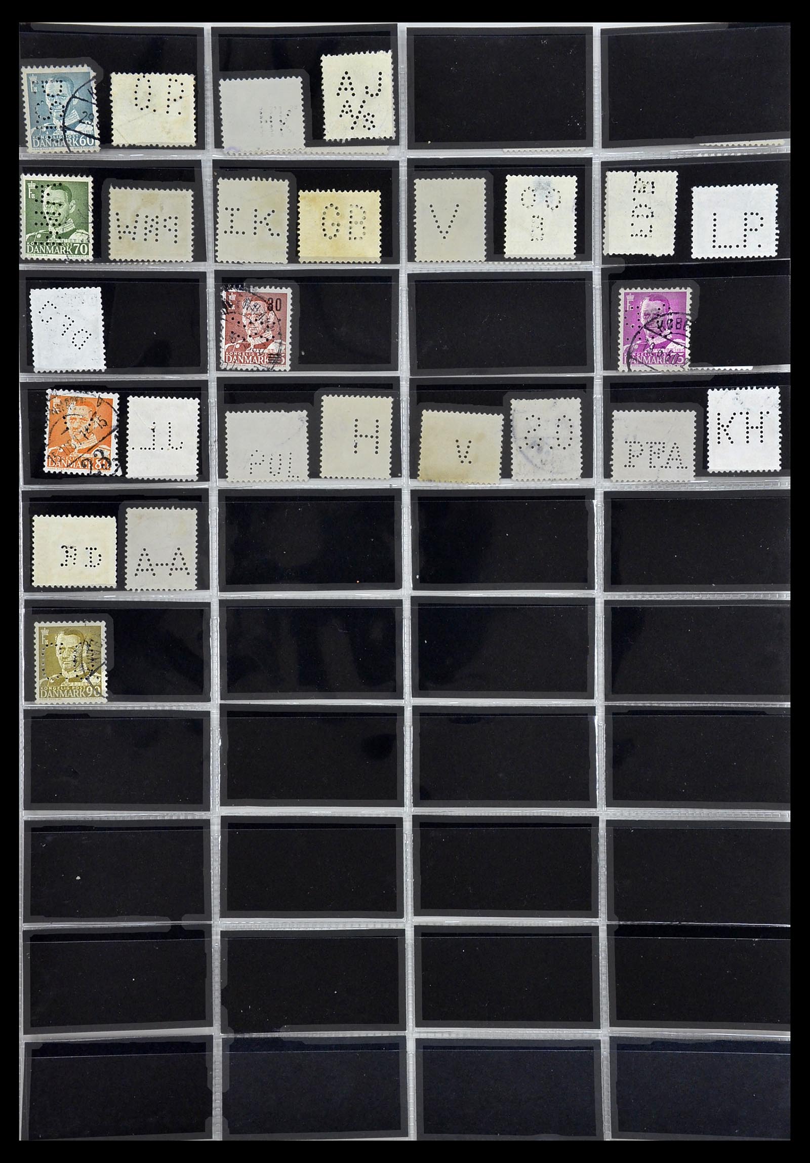 34408 034 - Postzegelverzameling 34408 Wereld firmaperforaties 1870-1980.