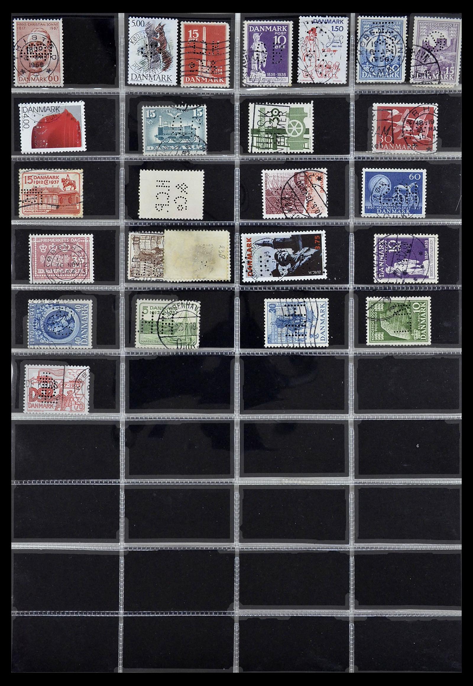 34408 037 - Postzegelverzameling 34408 Wereld firmaperforaties 1870-1980.