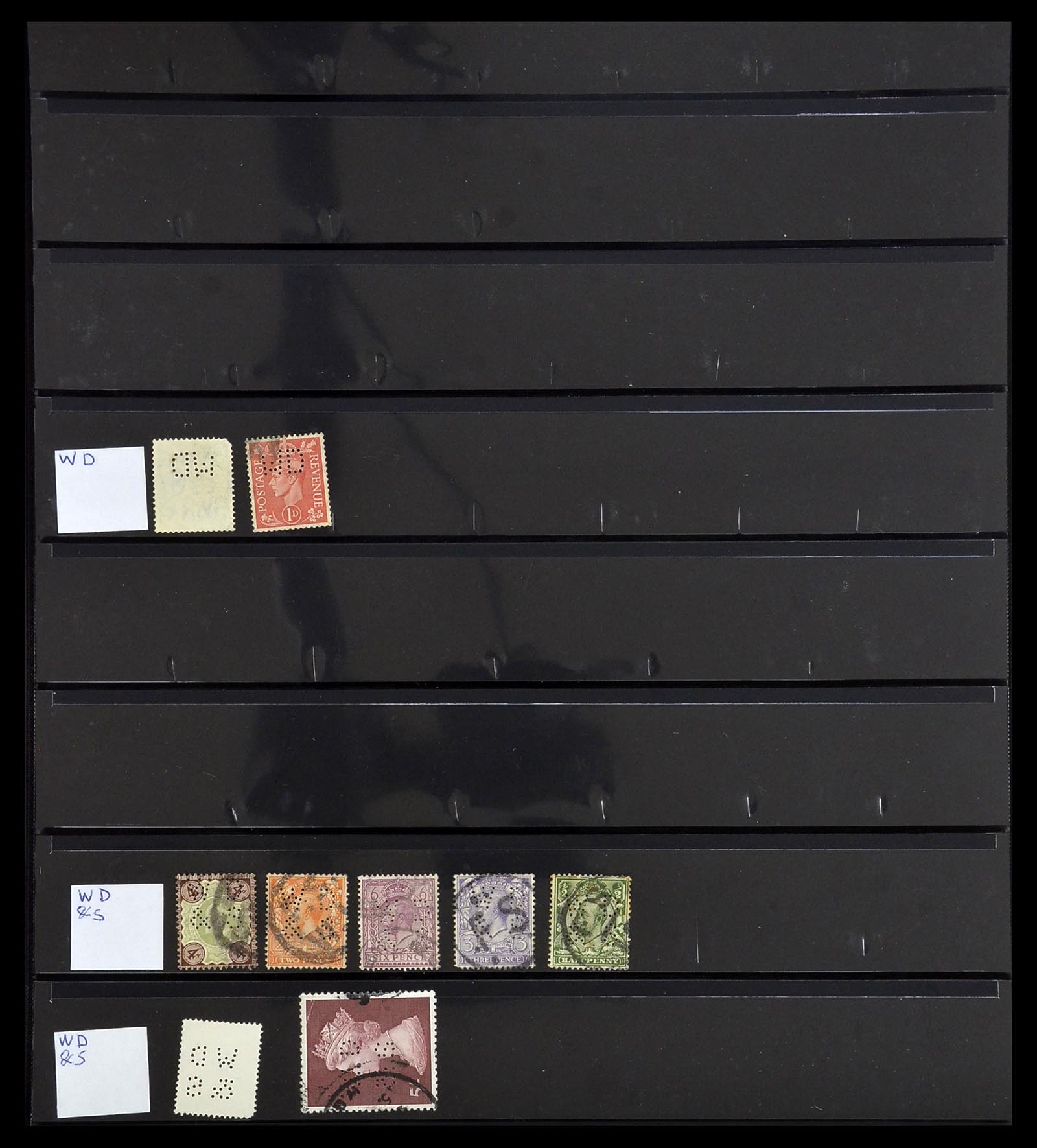 34408 724 - Postzegelverzameling 34408 Wereld firmaperforaties 1870-1980.