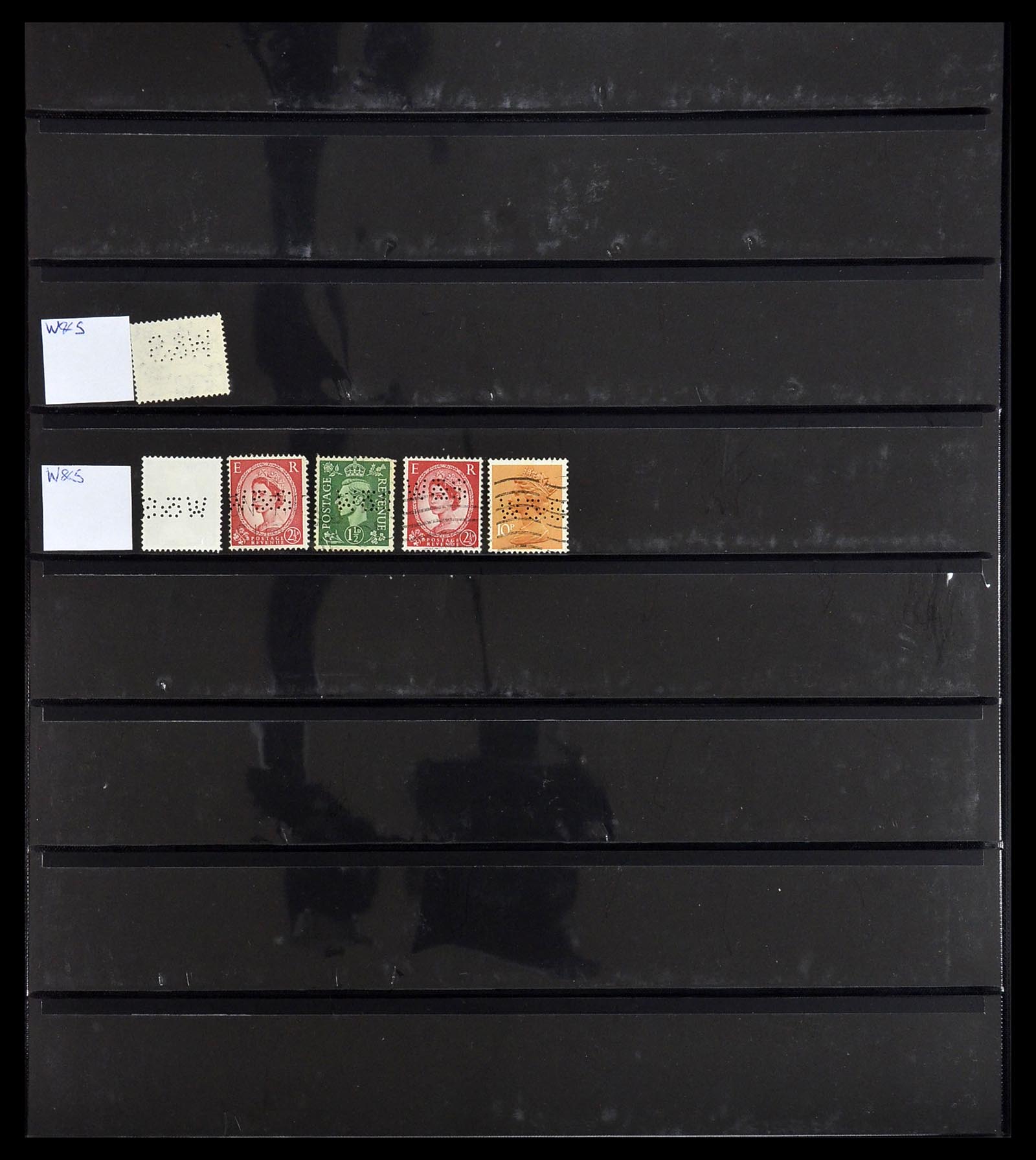34408 729 - Postzegelverzameling 34408 Wereld firmaperforaties 1870-1980.