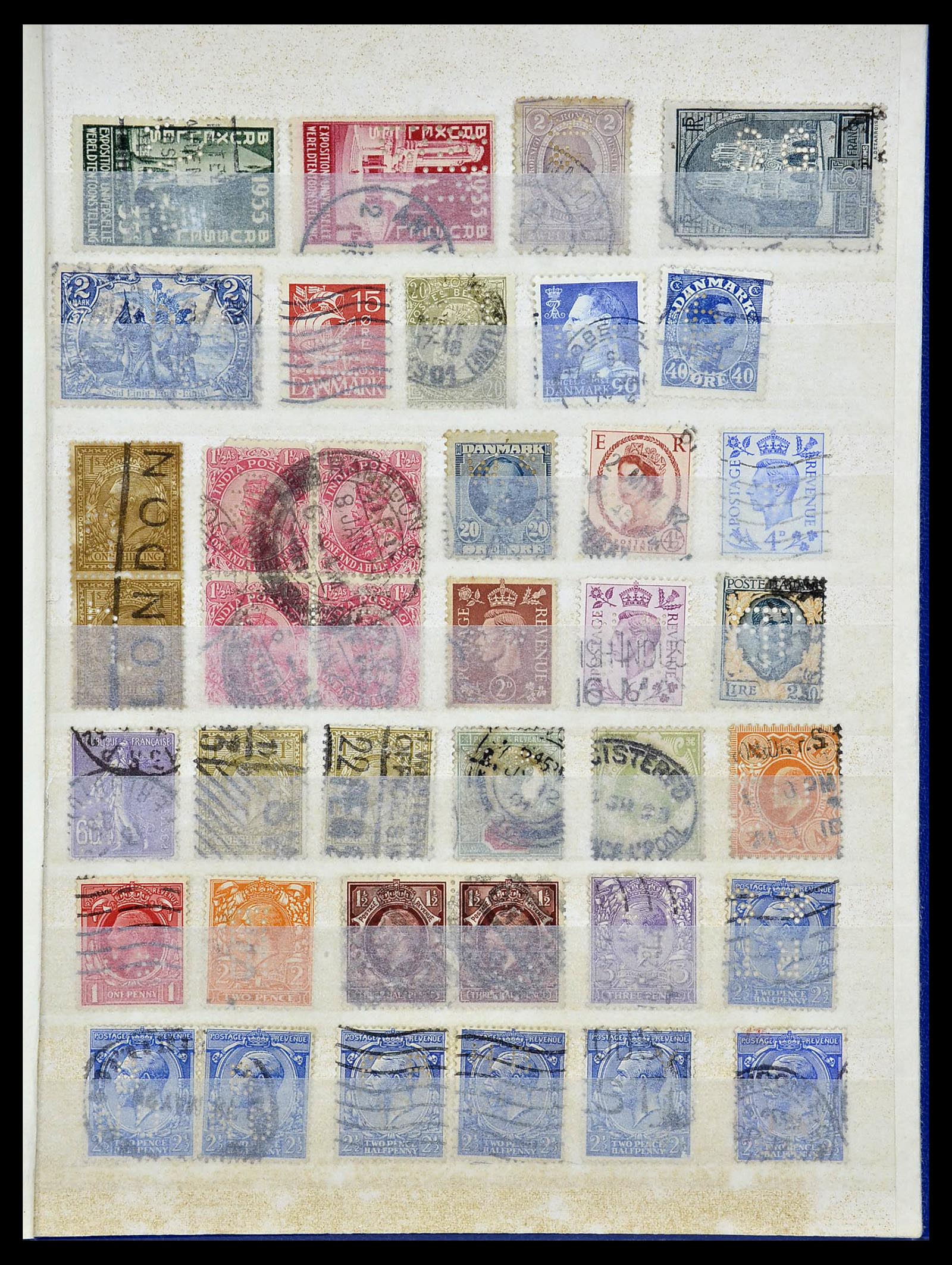 34451 001 - Postzegelverzameling 34451 Wereld perfins.