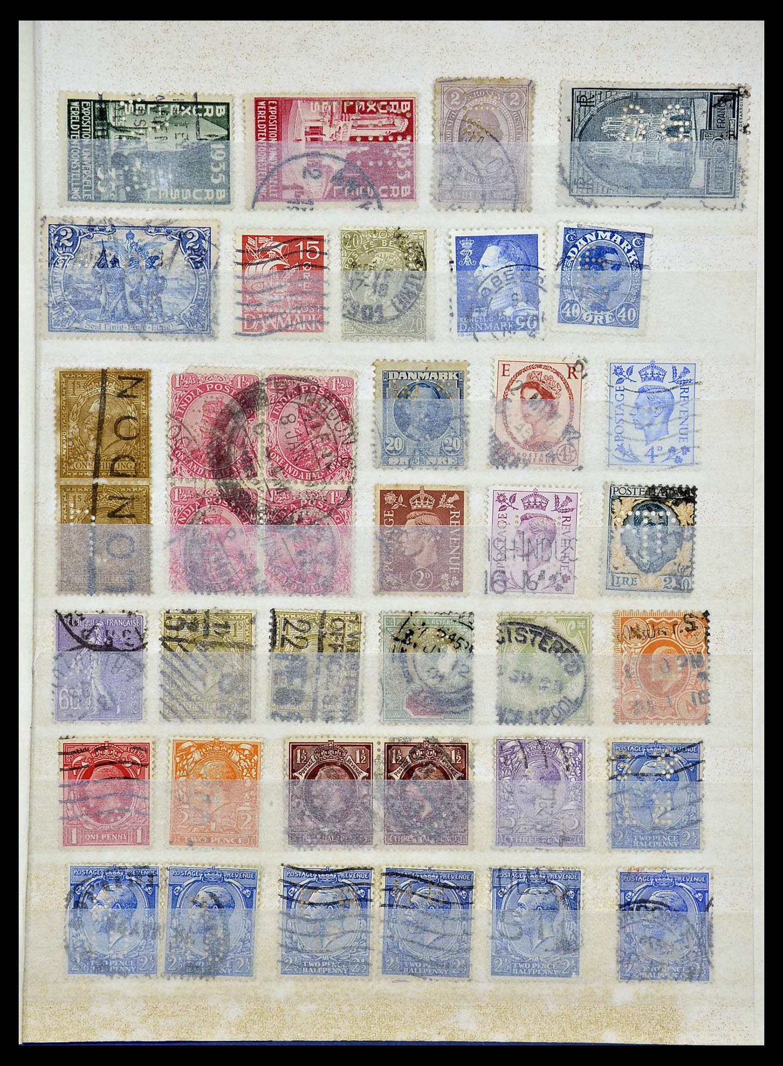 34451 002 - Postzegelverzameling 34451 Wereld perfins.