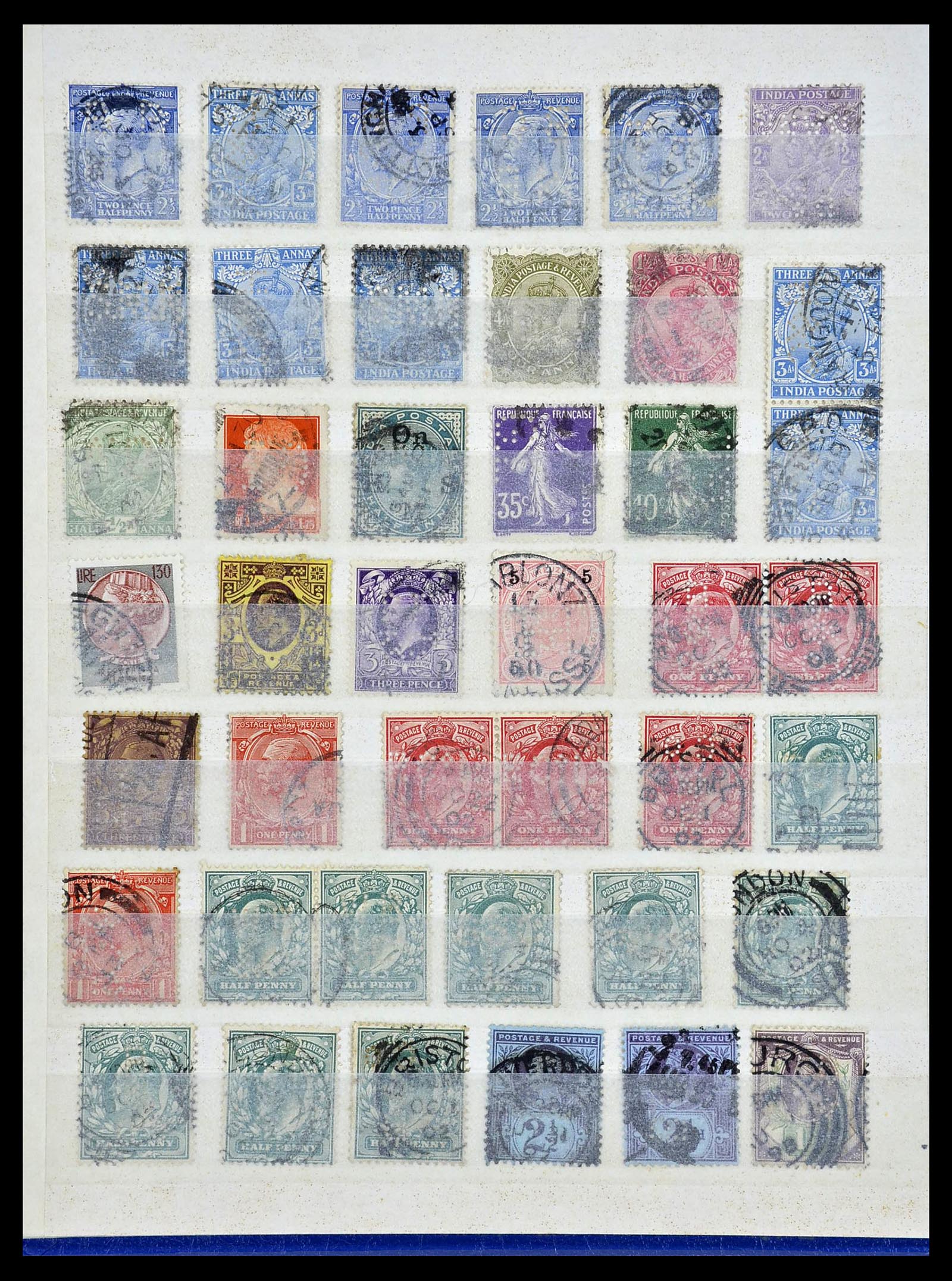 34451 003 - Postzegelverzameling 34451 Wereld perfins.