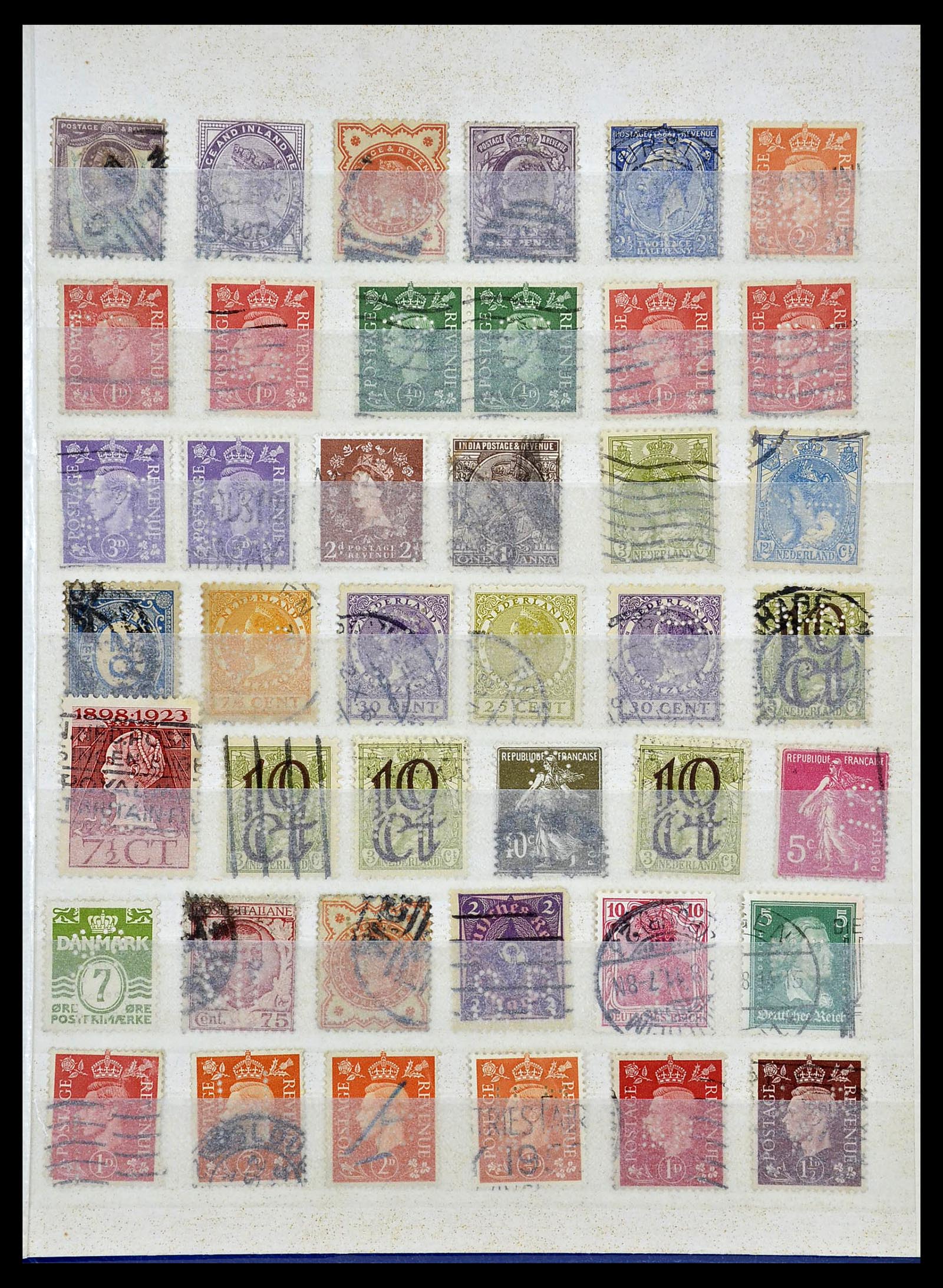 34451 004 - Postzegelverzameling 34451 Wereld perfins.