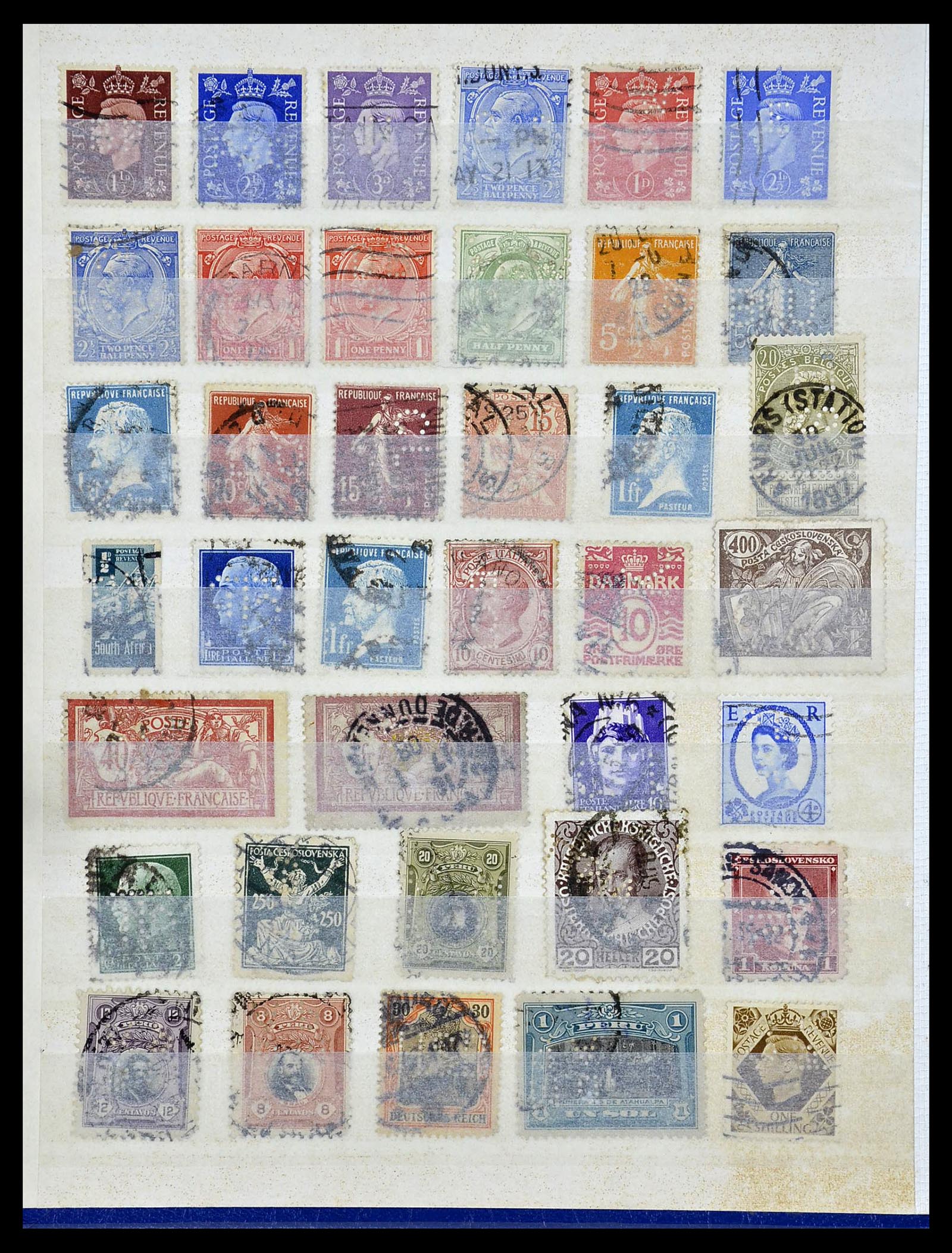34451 005 - Postzegelverzameling 34451 Wereld perfins.