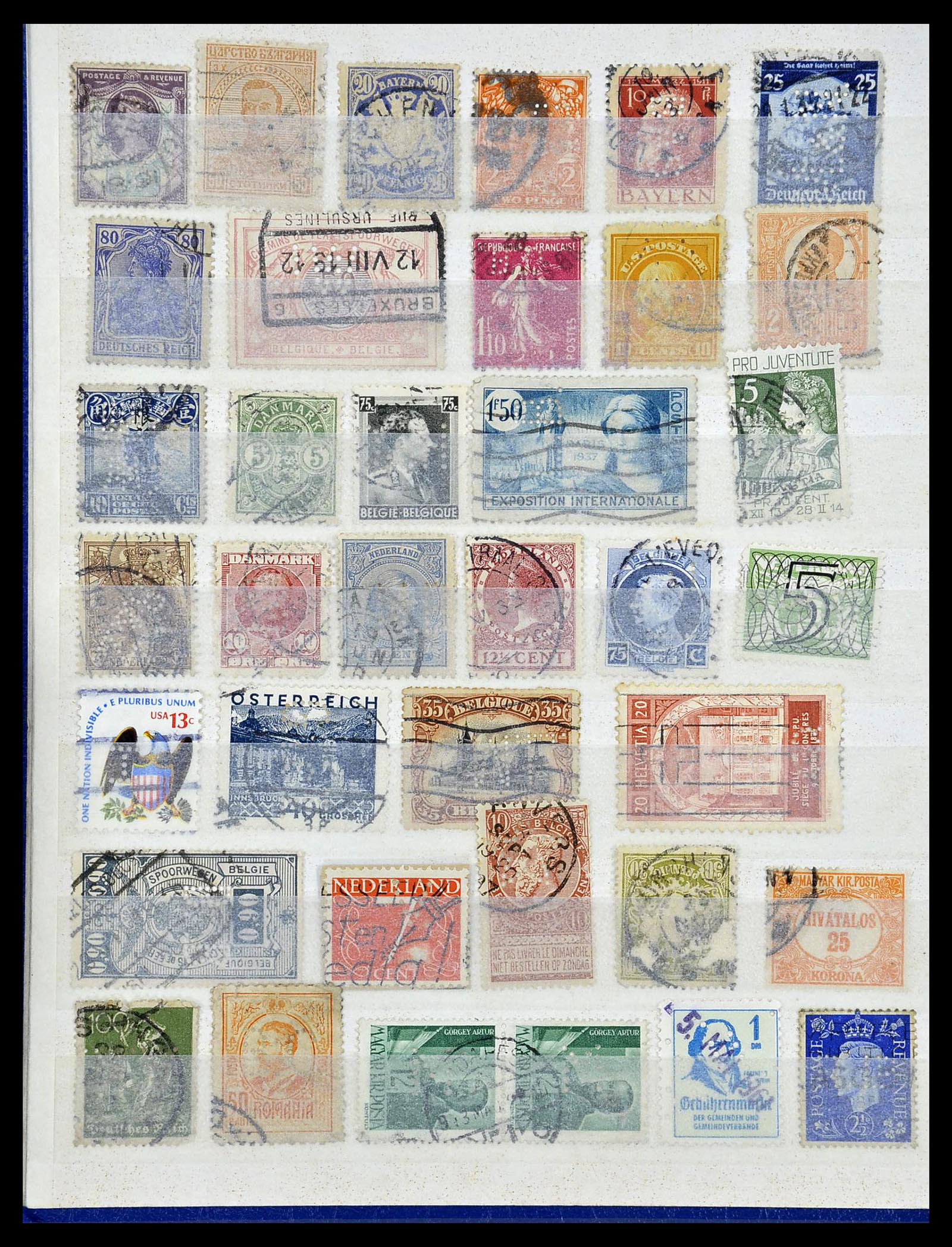 34451 007 - Postzegelverzameling 34451 Wereld perfins.