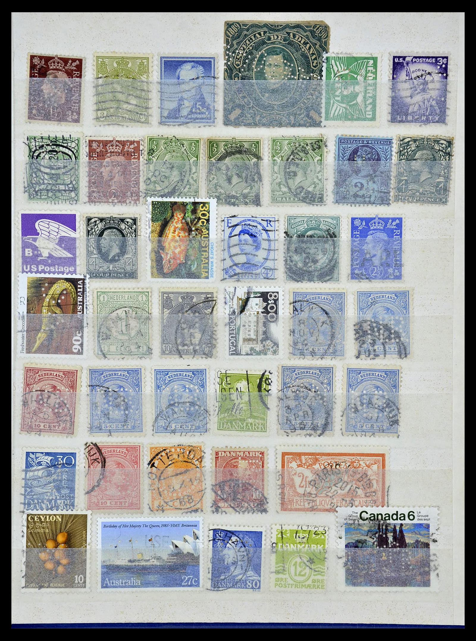 34451 008 - Postzegelverzameling 34451 Wereld perfins.