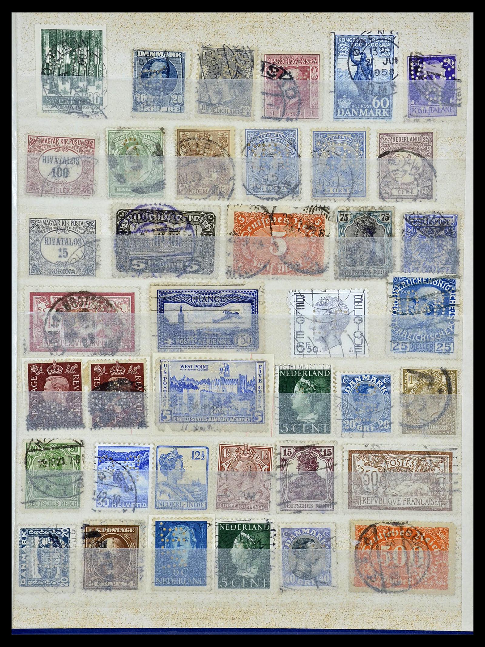 34451 010 - Postzegelverzameling 34451 Wereld perfins.