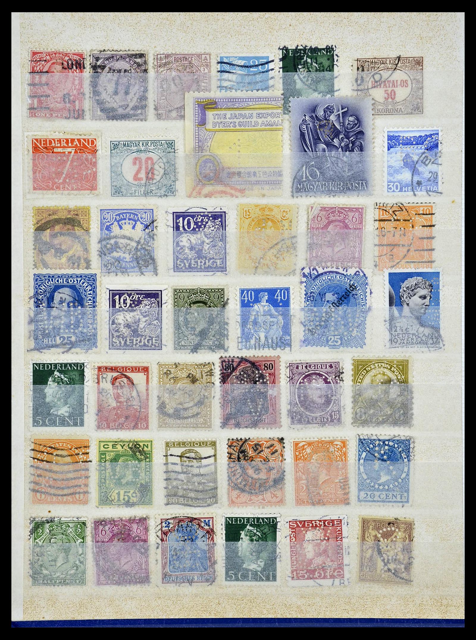 34451 011 - Postzegelverzameling 34451 Wereld perfins.