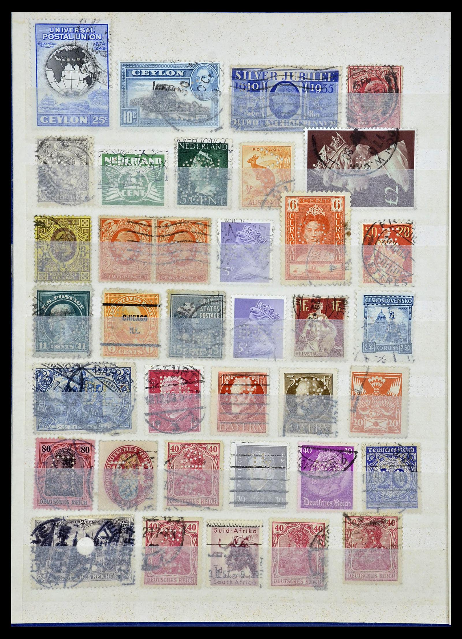 34451 017 - Postzegelverzameling 34451 Wereld perfins.