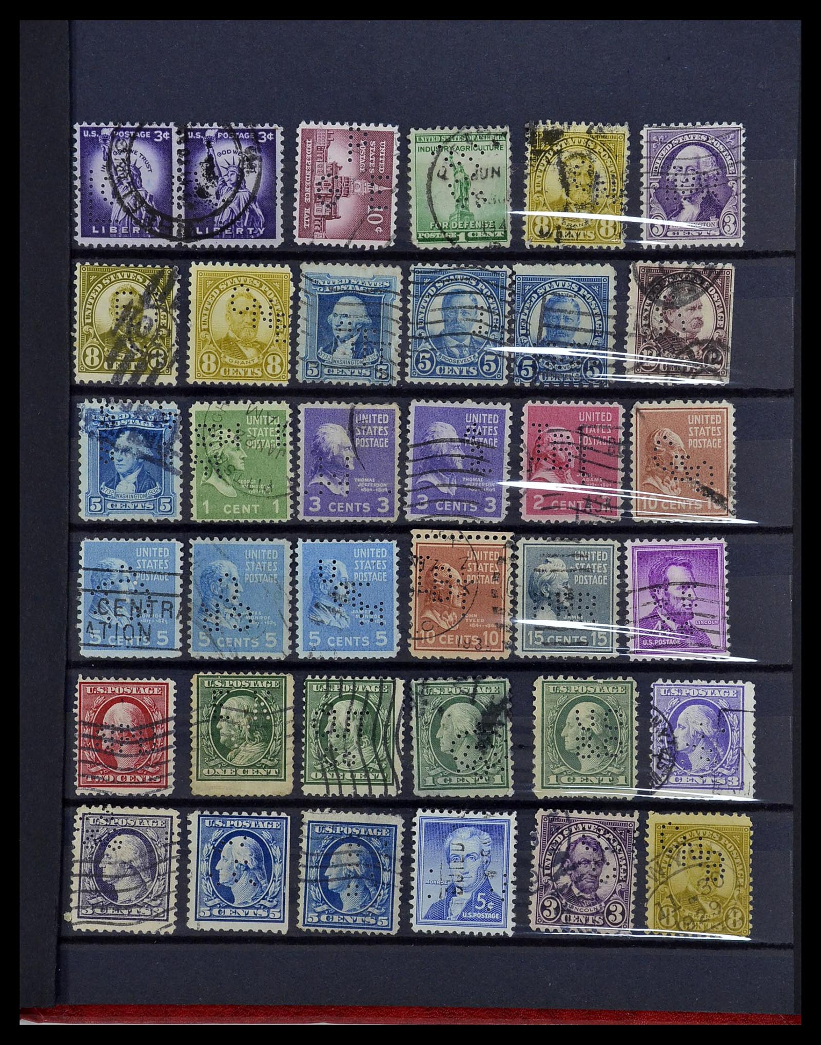 34451 018 - Postzegelverzameling 34451 Wereld perfins.