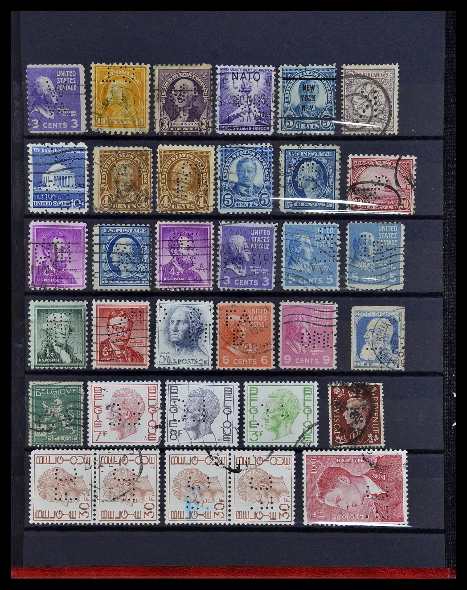 34451 019 - Postzegelverzameling 34451 Wereld perfins.