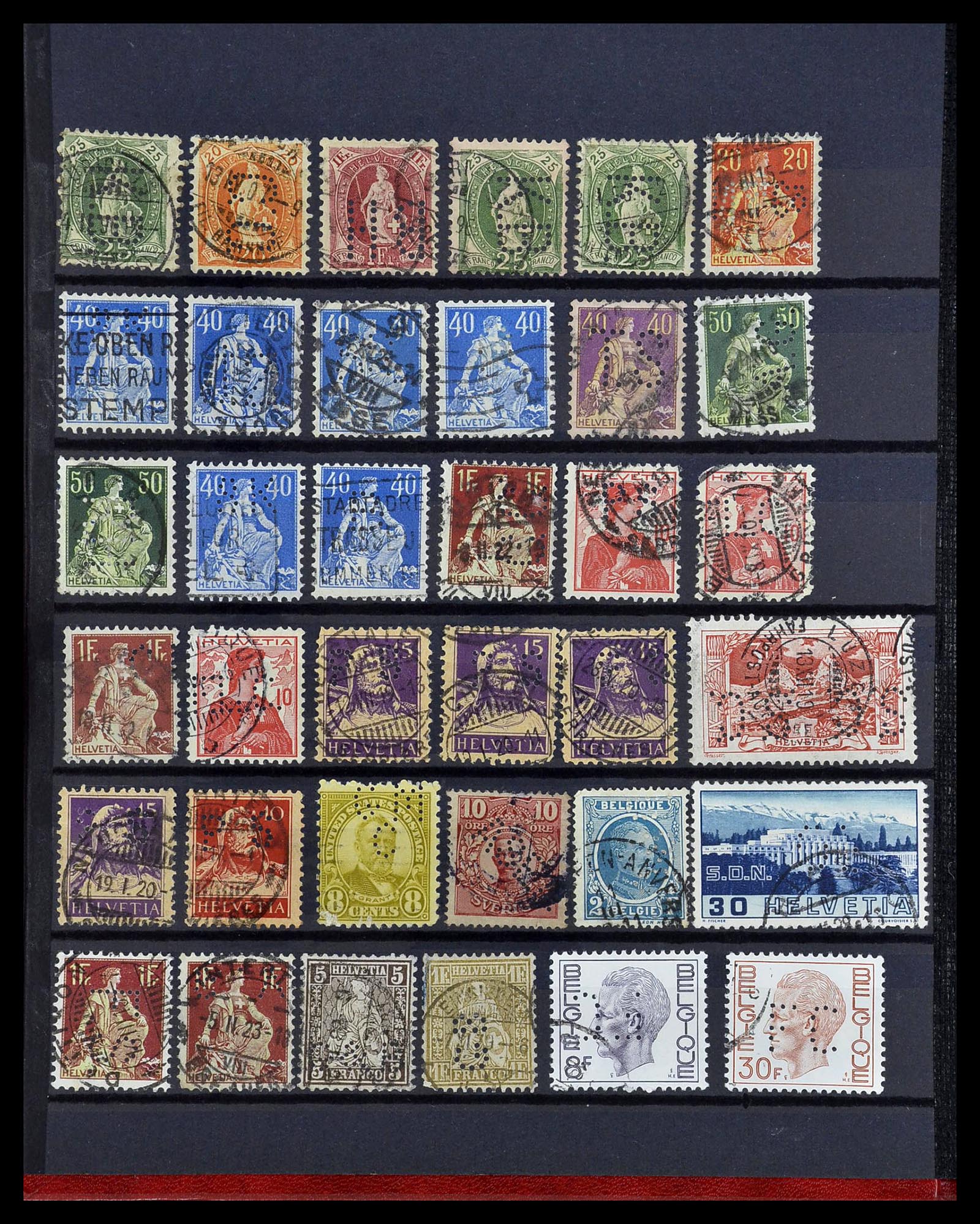 34451 021 - Postzegelverzameling 34451 Wereld perfins.