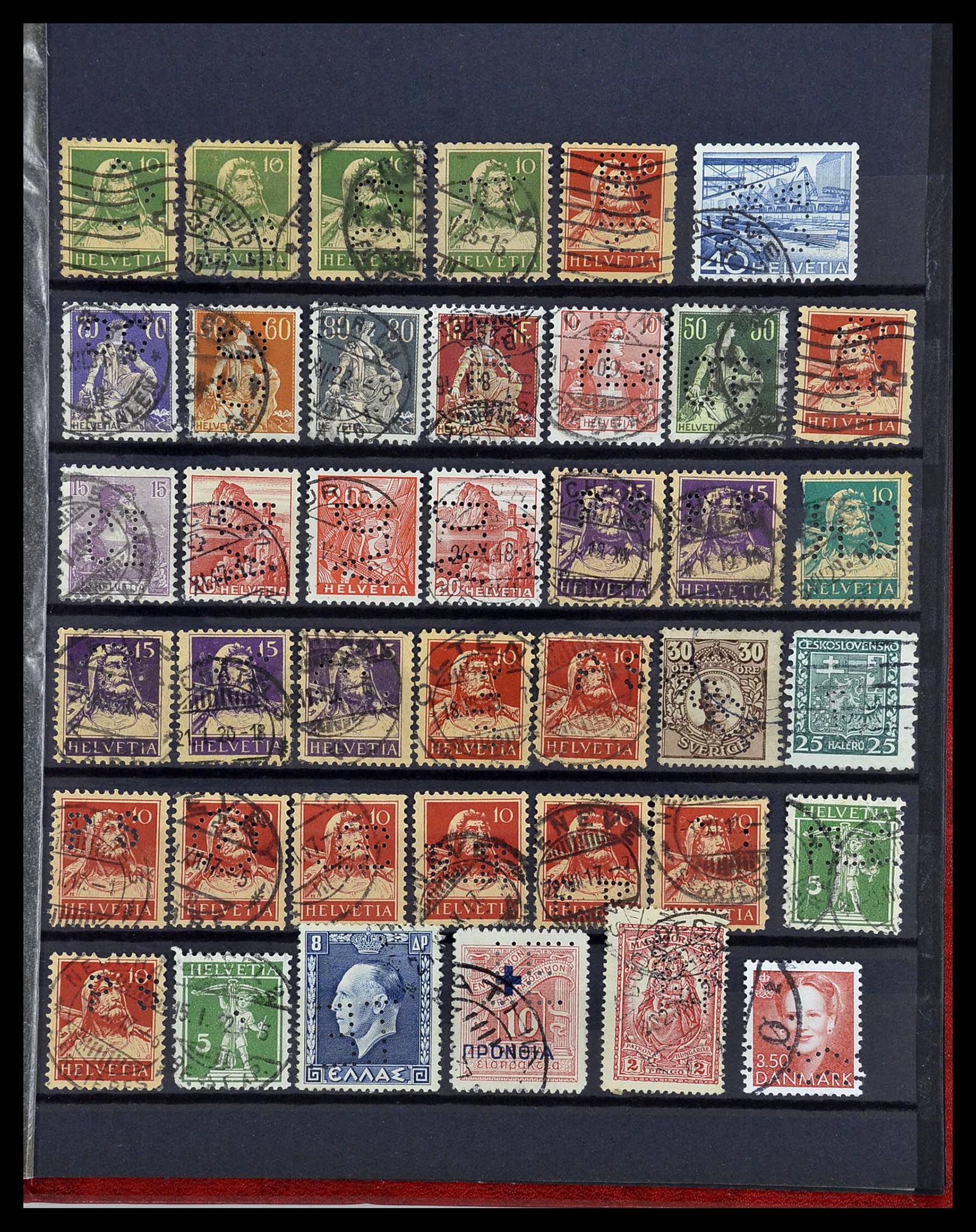 34451 022 - Postzegelverzameling 34451 Wereld perfins.