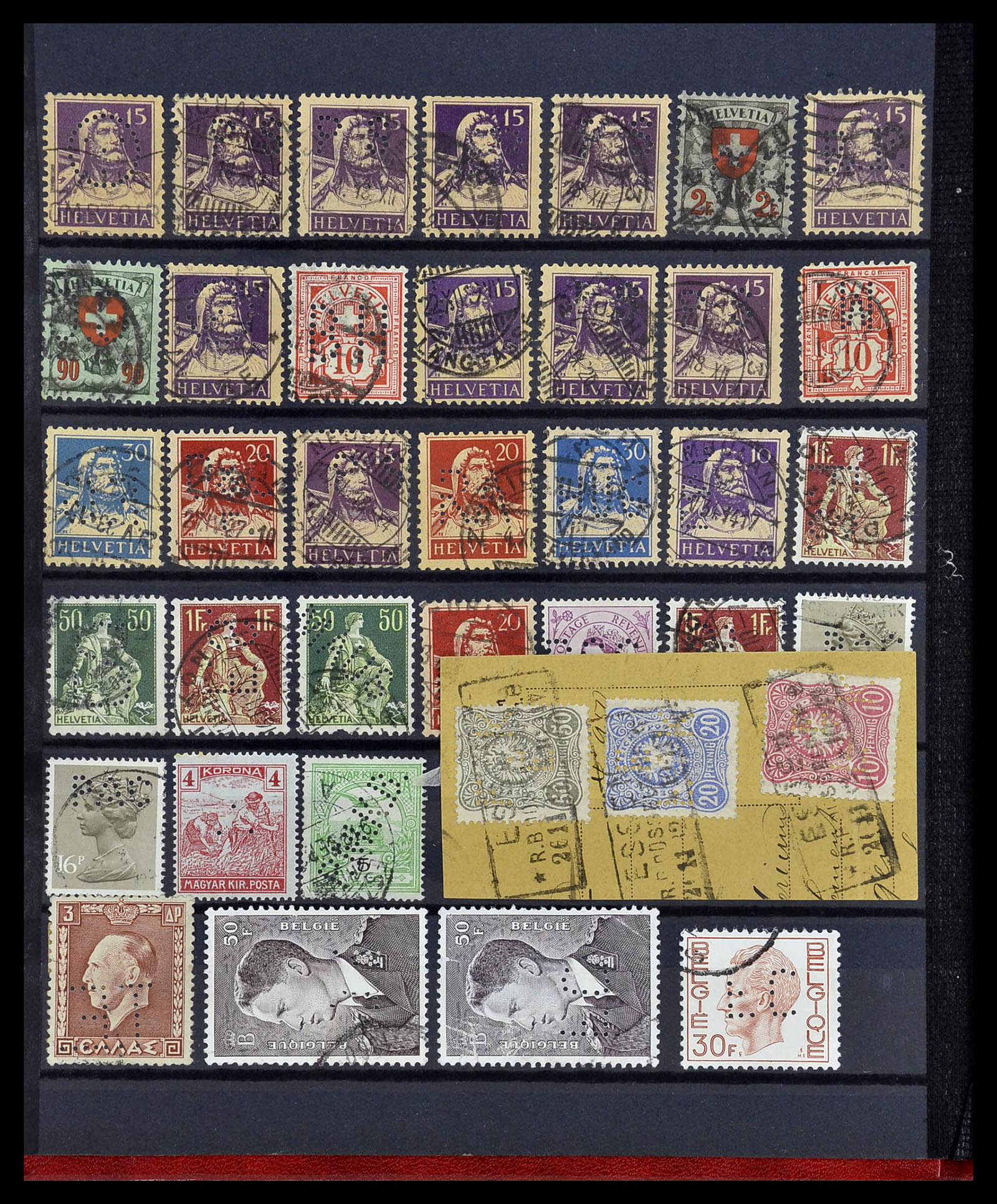 34451 023 - Postzegelverzameling 34451 Wereld perfins.