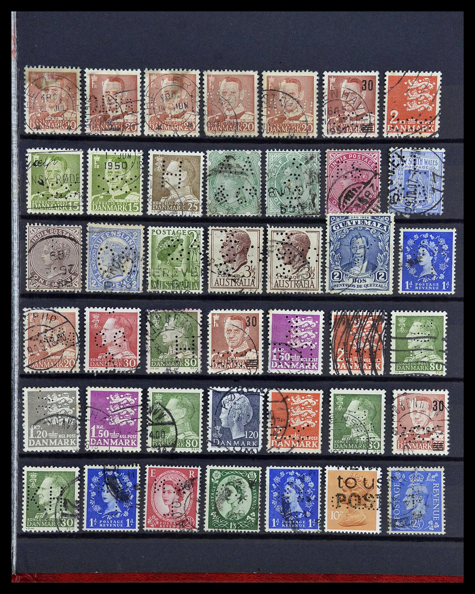 34451 024 - Postzegelverzameling 34451 Wereld perfins.