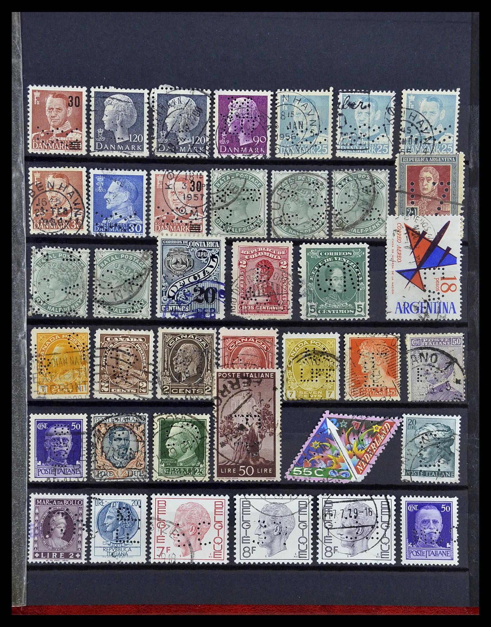 34451 026 - Postzegelverzameling 34451 Wereld perfins.