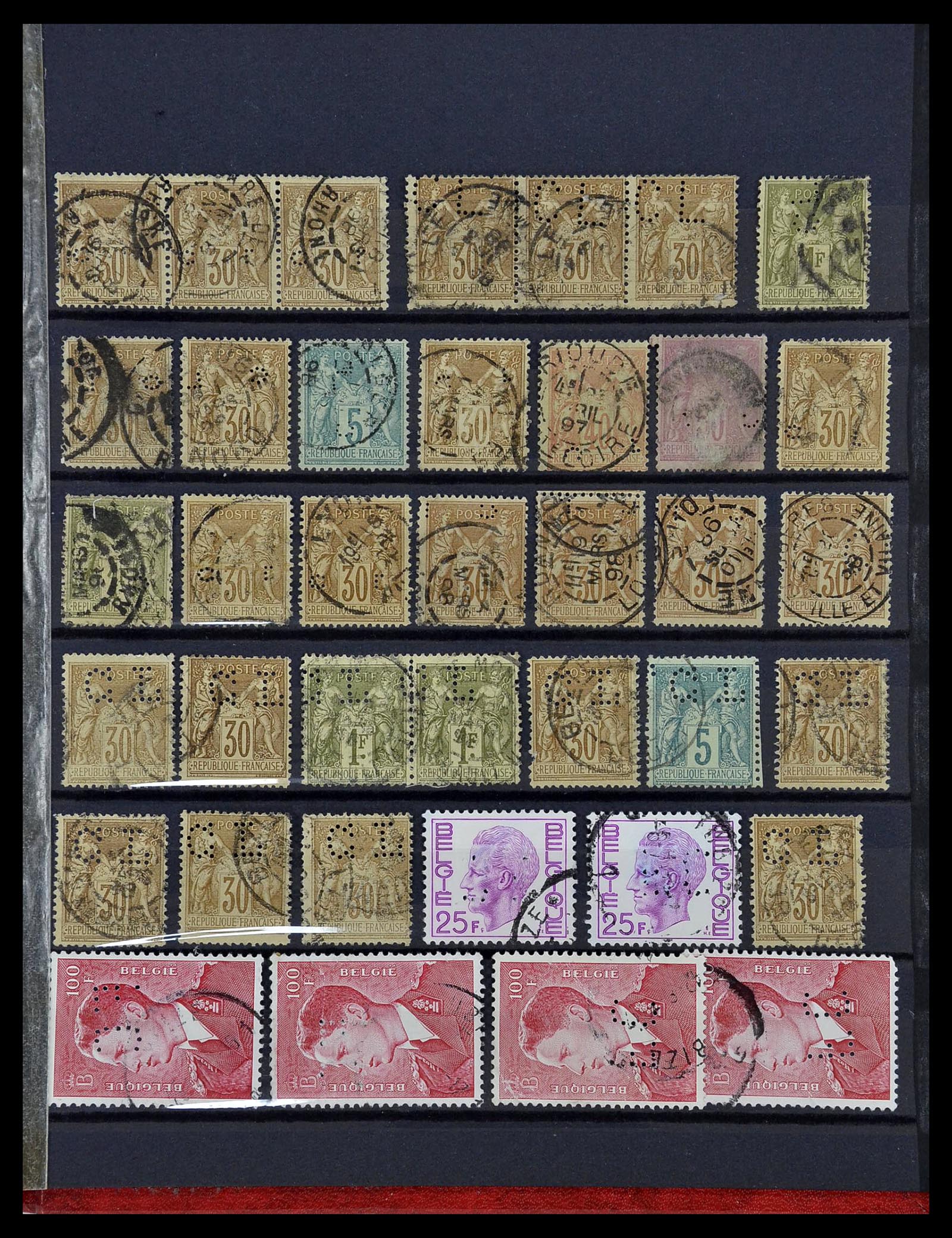34451 032 - Postzegelverzameling 34451 Wereld perfins.