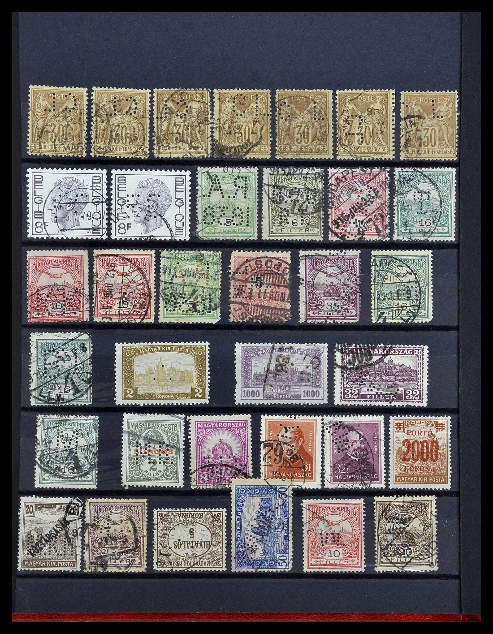 34451 033 - Postzegelverzameling 34451 Wereld perfins.