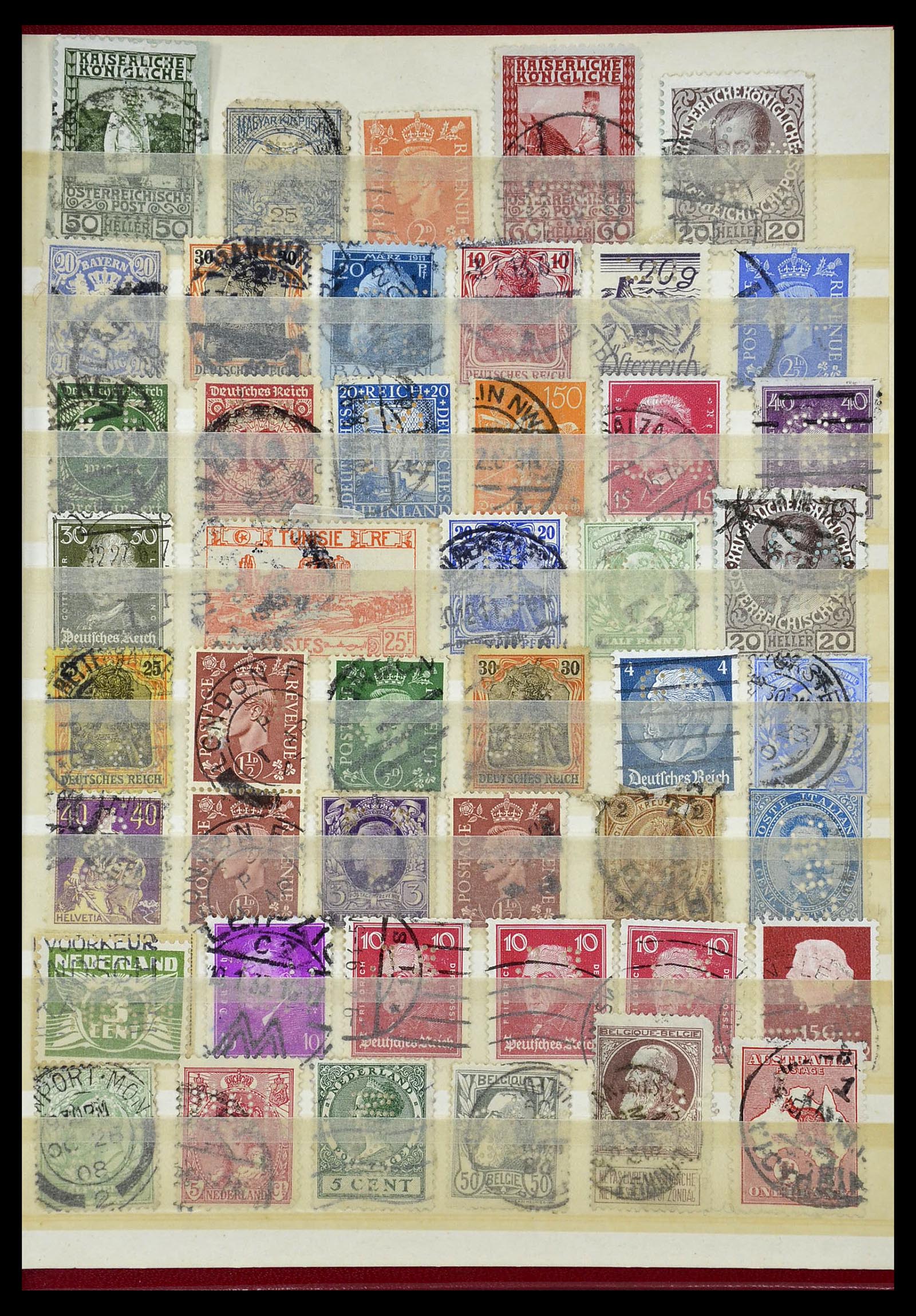 34451 034 - Postzegelverzameling 34451 Wereld perfins.