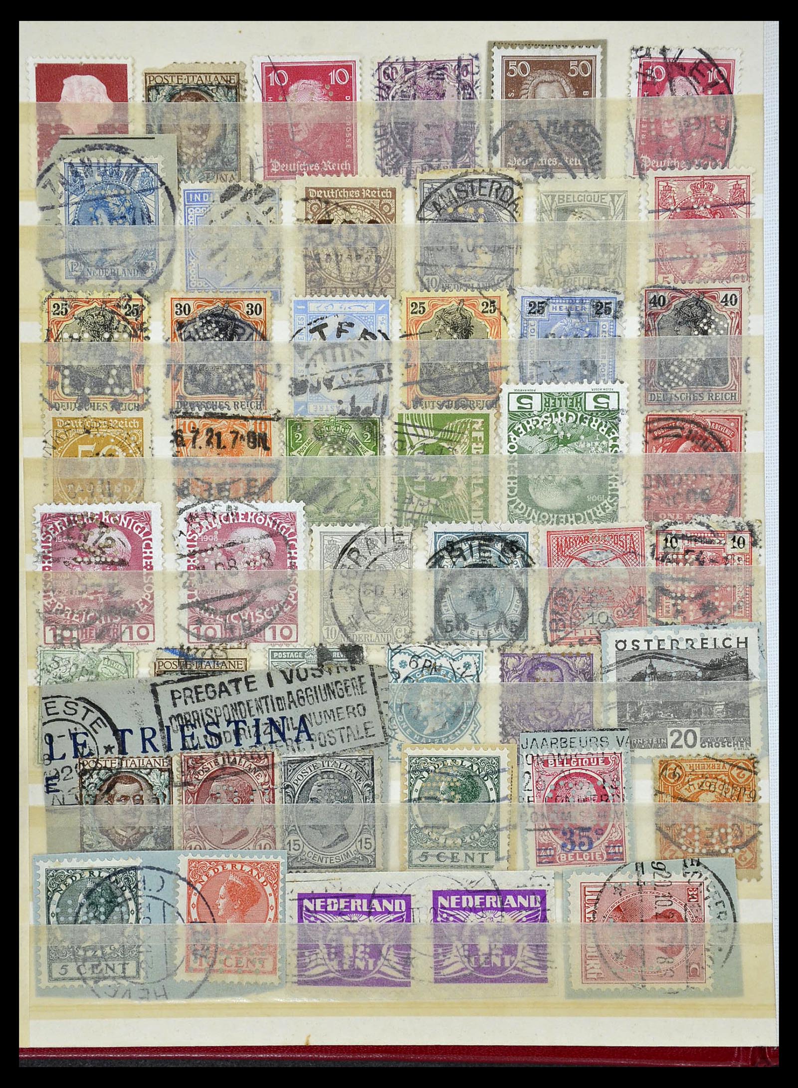 34451 035 - Postzegelverzameling 34451 Wereld perfins.