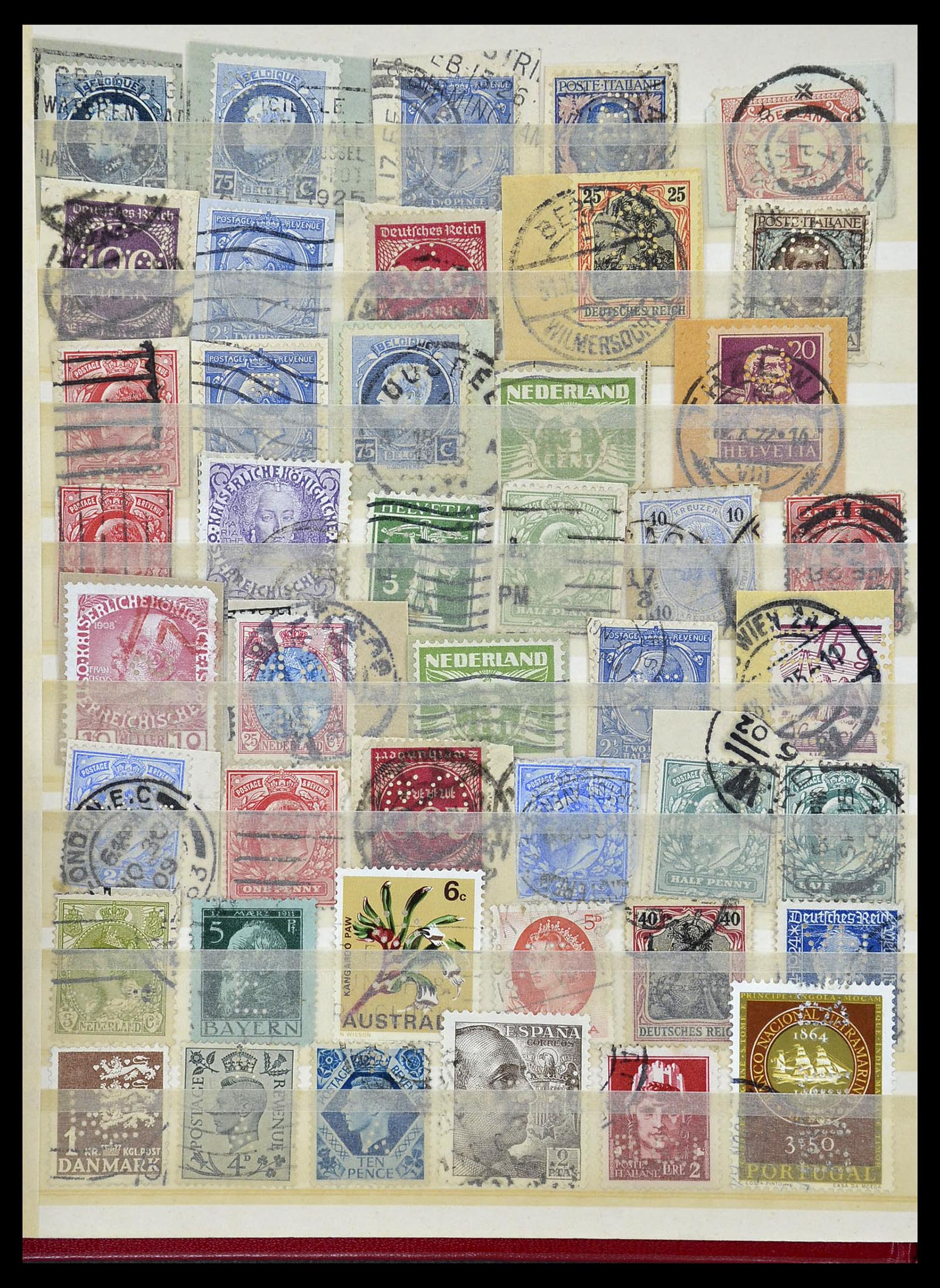 34451 037 - Postzegelverzameling 34451 Wereld perfins.