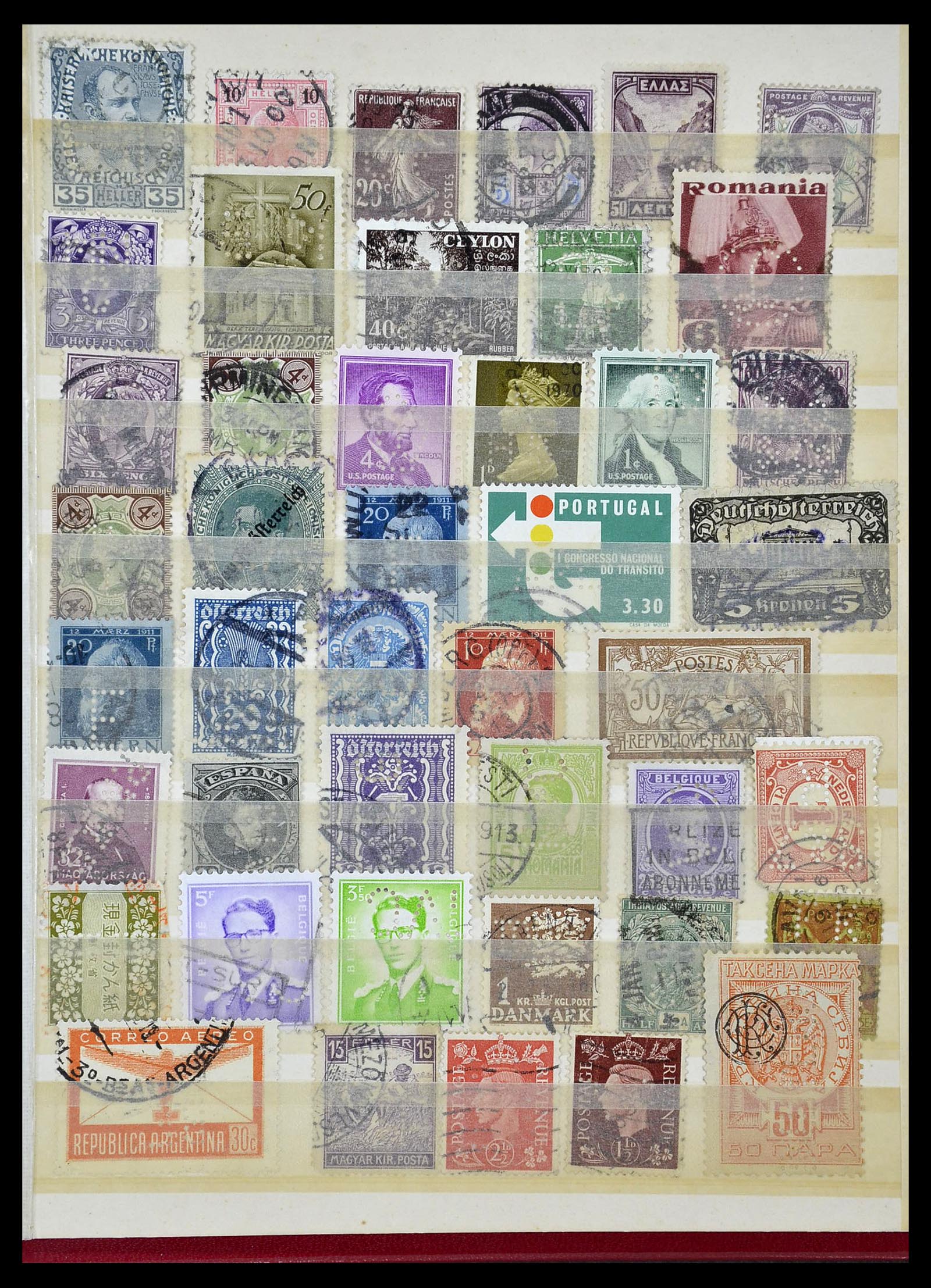 34451 038 - Postzegelverzameling 34451 Wereld perfins.