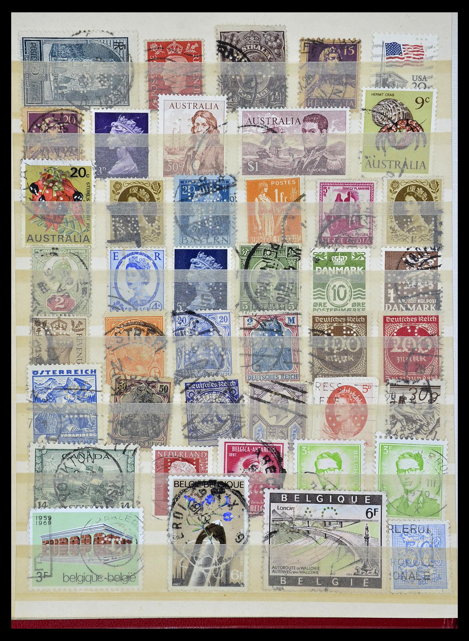 34451 039 - Postzegelverzameling 34451 Wereld perfins.