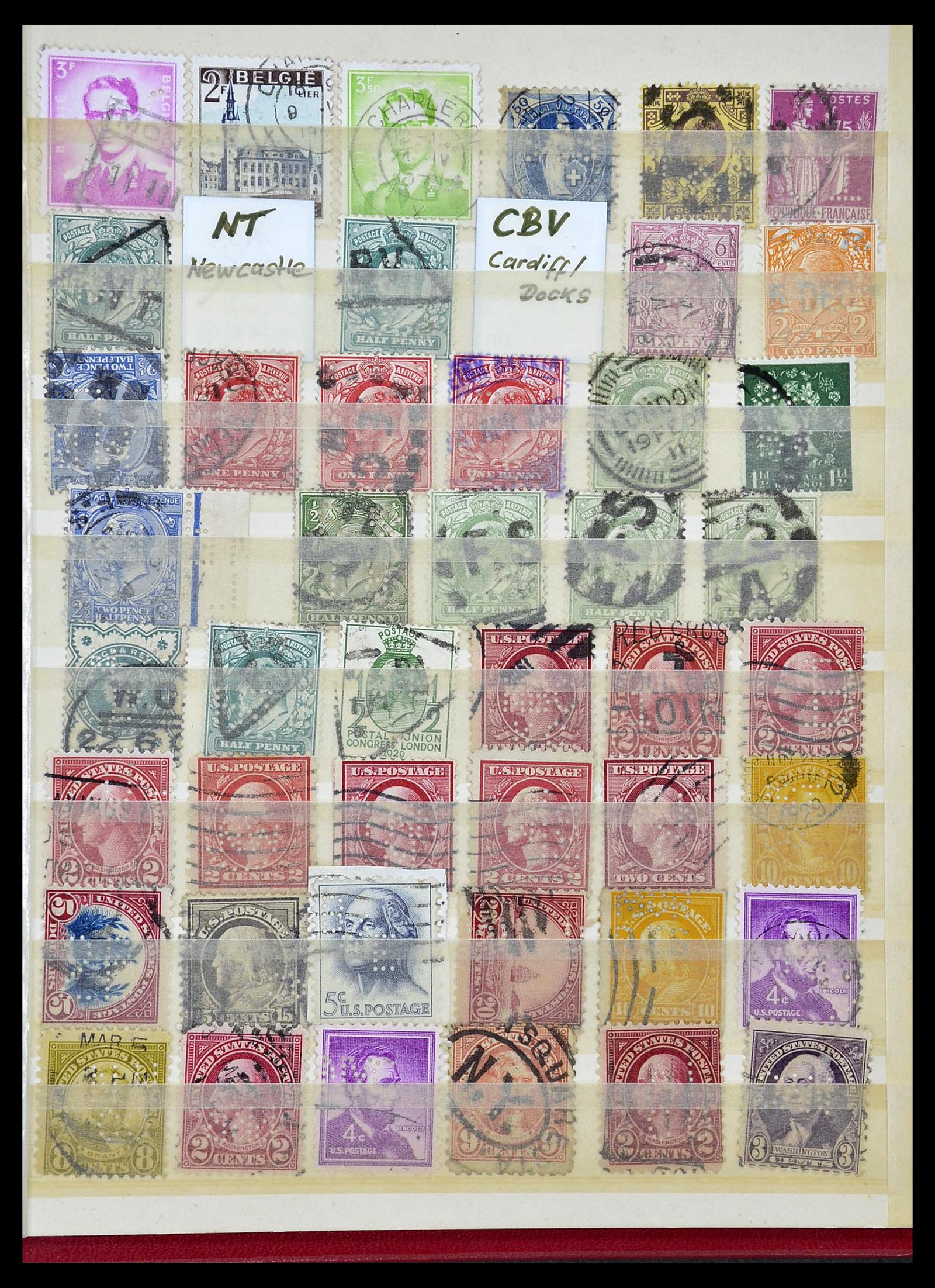 34451 040 - Postzegelverzameling 34451 Wereld perfins.