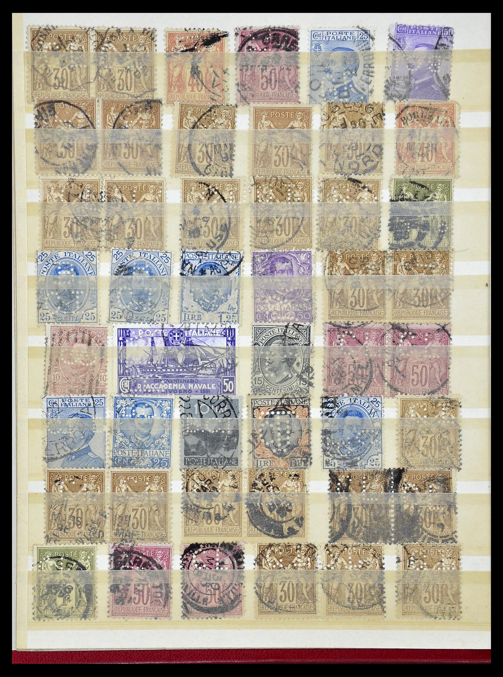 34451 041 - Postzegelverzameling 34451 Wereld perfins.