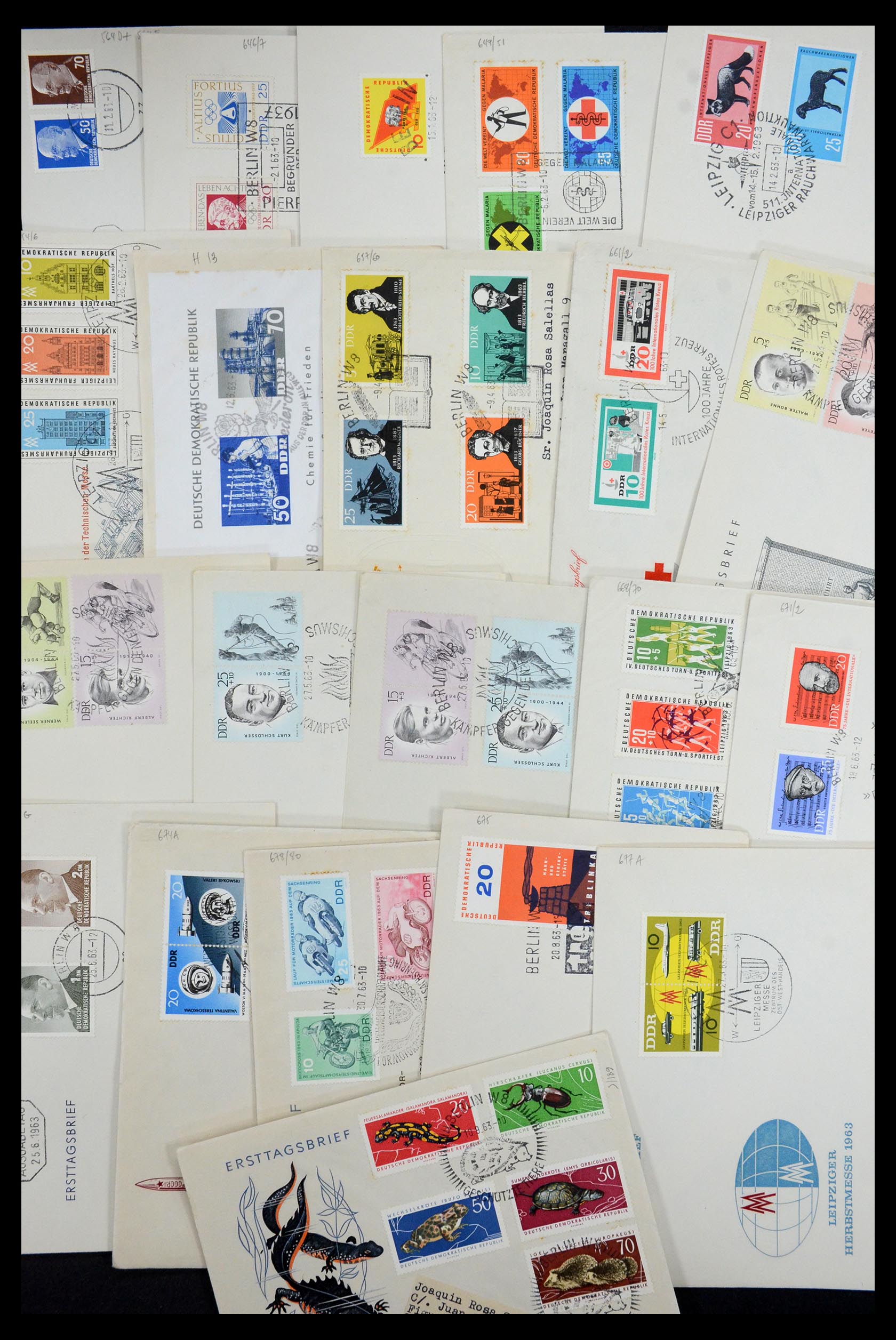 34546 011 - Postzegelverzameling 34546 Wereld brieven.
