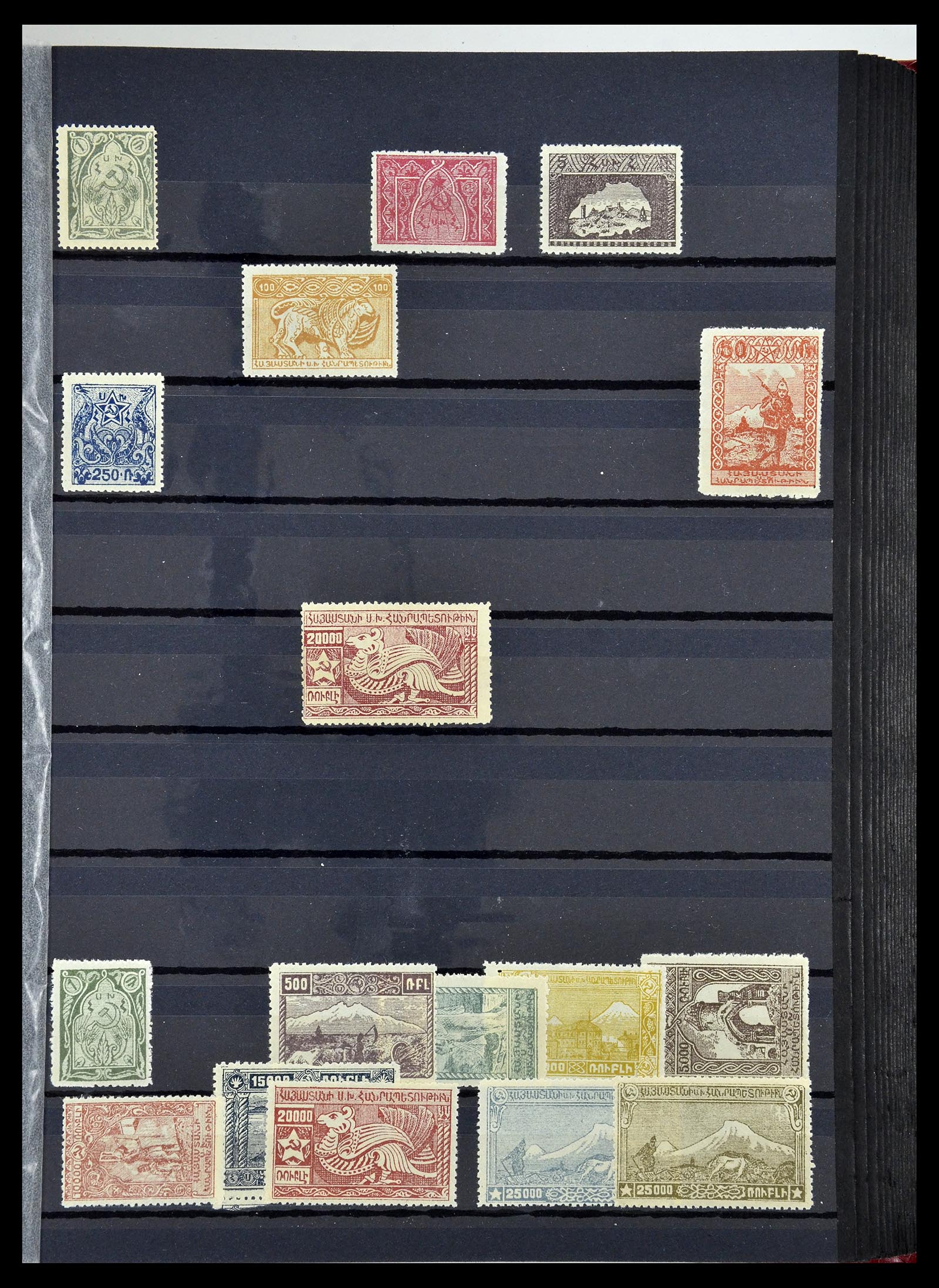34712 015 - Postzegelverzameling 34712 Russische gebieden 1918-1932.