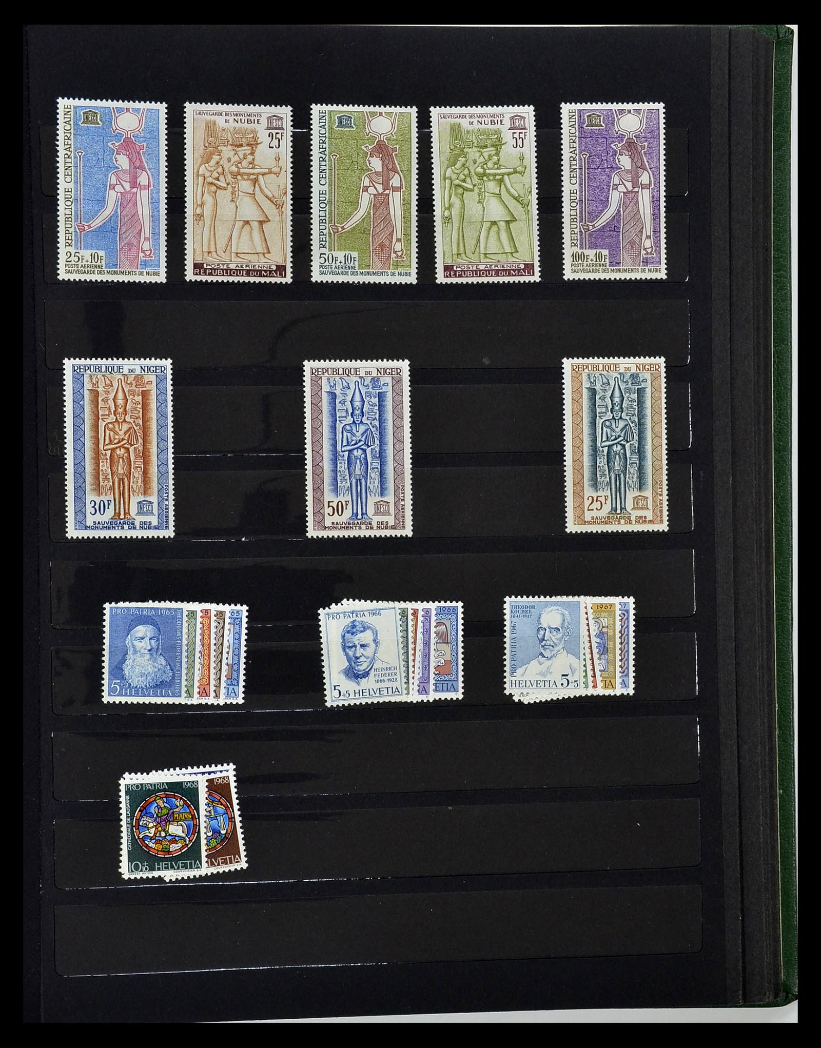 34946 528 - Stamp Collection 34946 Motief Kunst en Religie.